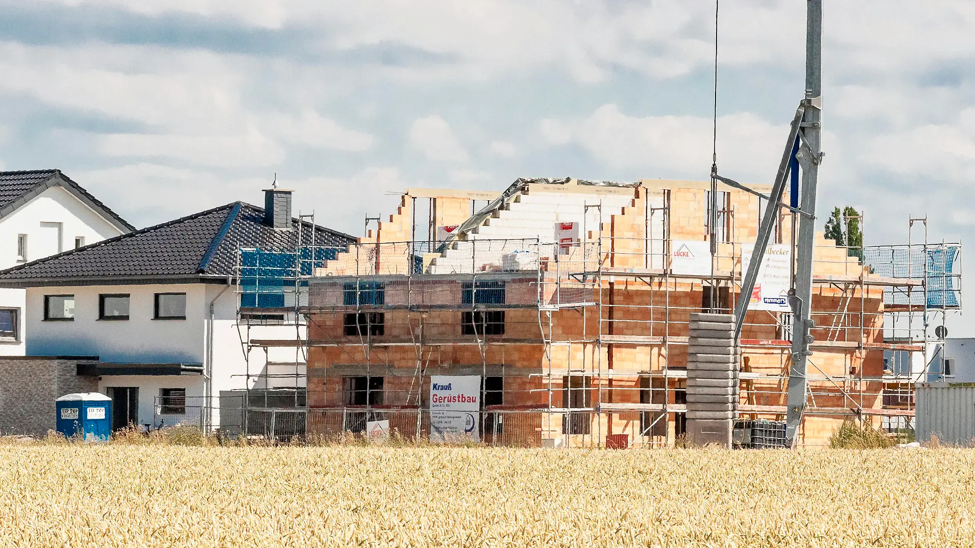 Wohnungsbau auf dem Land Zweifamilienhaus im Bau Hausbau Neubauwohnung Eigenheim Baubranche Bauwirtschaft Neubau Baustelle Neubau Wohnhaus Rohbau Gebäude Immobilie Wohnungsbau Mietwohnung Miete Bauboom ein Haus bauen Baugewerbe Immobilien Baugebiet Dorf ländlich wohnen Feldrand Ortsrand Randlage Randgebiet Münsterland Wadersloh Nordrhein-Westfalen NRW Deutschland Germany *** Housing construction on the countryside two-family house under construction house construction new building site new building apartment home building industry building industry new building site new building site new building house carcass construction building real estate housing construction rental apartment rent building boom one house building construction indus Copyright: xAchimxDuwentästerx