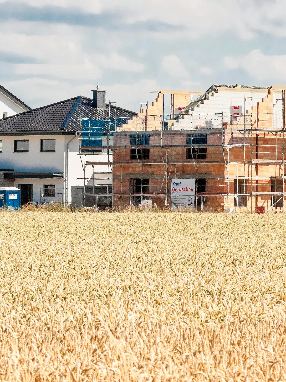 Wohnungsbau auf dem Land Zweifamilienhaus im Bau Hausbau Neubauwohnung Eigenheim Baubranche Bauwirtschaft Neubau Baustelle Neubau Wohnhaus Rohbau Gebäude Immobilie Wohnungsbau Mietwohnung Miete Bauboom ein Haus bauen Baugewerbe Immobilien Baugebiet Dorf ländlich wohnen Feldrand Ortsrand Randlage Randgebiet Münsterland Wadersloh Nordrhein-Westfalen NRW Deutschland Germany *** Housing construction on the countryside two-family house under construction house construction new building site new building apartment home building industry building industry new building site new building site new building house carcass construction building real estate housing construction rental apartment rent building boom one house building construction indus Copyright: xAchimxDuwentästerx
