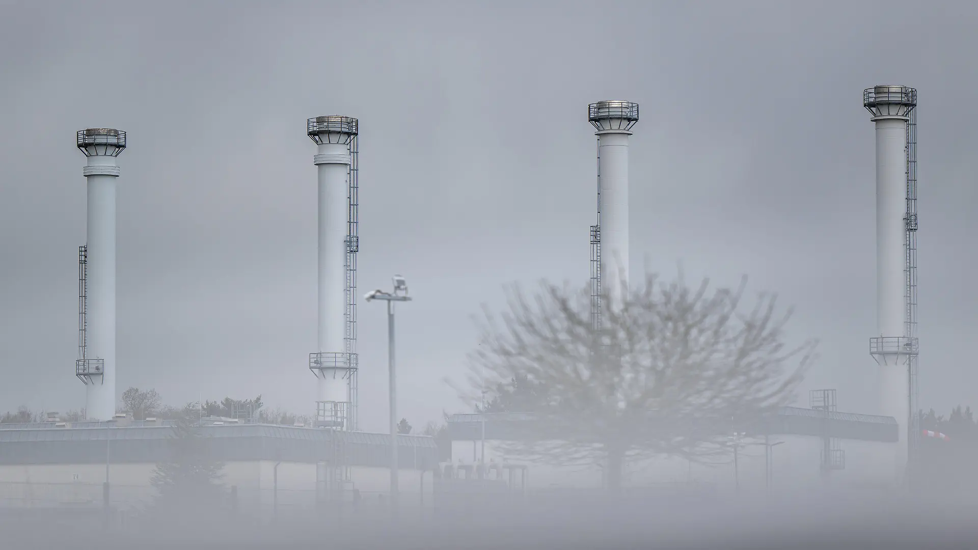 24.02.2022, Niedersachsen, Rehden: Die Anlage des Erdgasspeichers (Astora GmbH) in Rehden. Es handelt sich dabei um den größten Speicher in Westeuropa. Die Astora GmbH ist zudem eine Tochtergesellschaft des russischen Energiekonzerns Gazprom (zu dpa ·Land hat keinen Überblick über Gasspeicher-Füllstände·). Foto: Mohssen Assanimoghaddam/dpa +++ dpa-Bildfunk +++