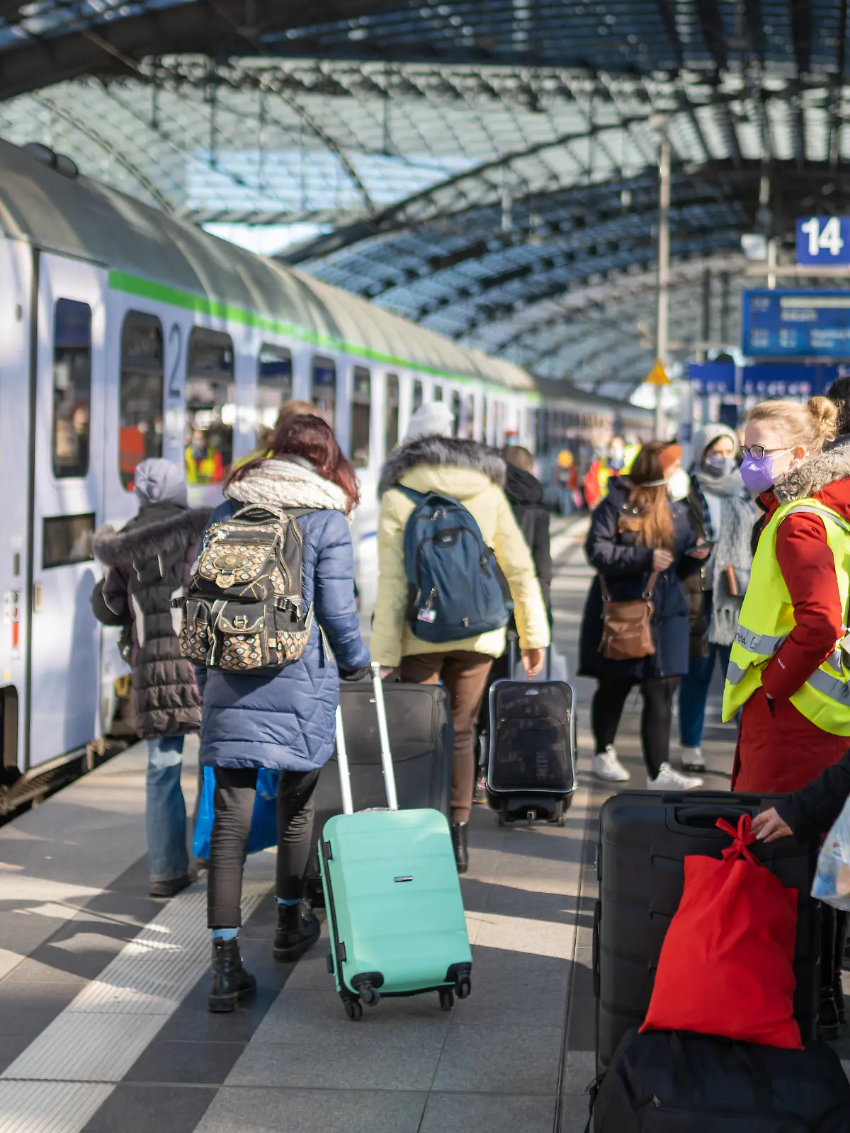  16.03.2022, Berlin, Deutschland, GER - Flüchtende kommen mit einem Zug aus Warschau am Berliner Hauptbahnhof an. *** 16 03 2022, Berlin, Germany, GER Refugees arrive on a train from Warsaw at Berlin Central Station.
