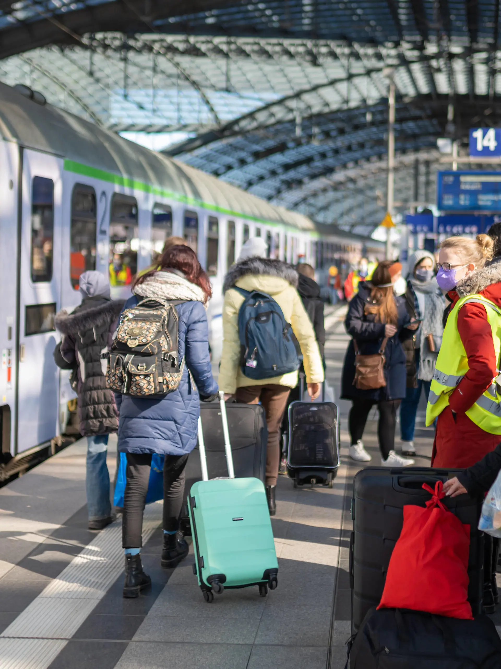  16.03.2022, Berlin, Deutschland, GER - Flüchtende kommen mit einem Zug aus Warschau am Berliner Hauptbahnhof an. *** 16 03 2022, Berlin, Germany, GER Refugees arrive on a train from Warsaw at Berlin Central Station.