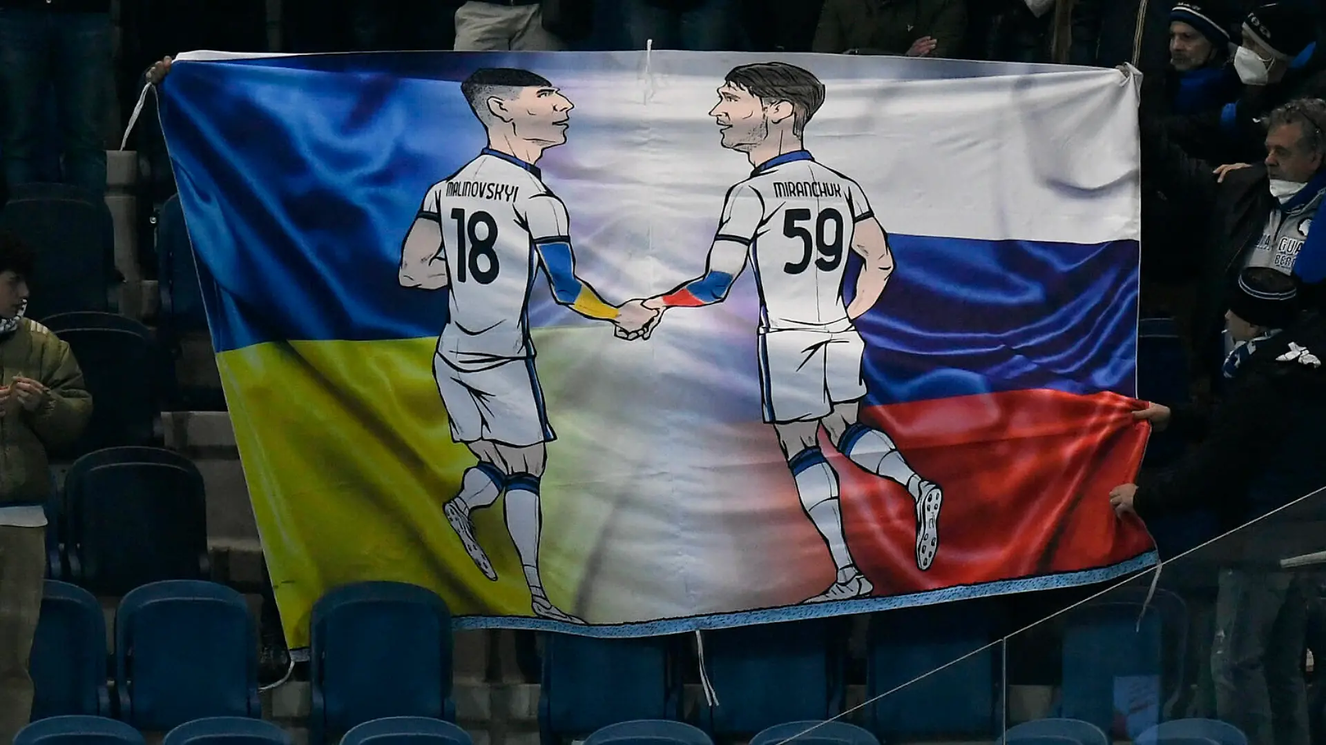  IPP20220310 Football - soccer: UEFA Europa League 2021/2022, Atalanta Bergamo - Bayer 04 Leverkusen, uno striscione dei tifosi dellAtalanta per la pace con le bandiere di Russia e Ucraina Verwendung nur in Deutschland - GERMANY ONLY *** IPP20220310 Football soccer UEFA Europa League 2021 2022, Atalanta Bergamo Bayer 04 Leverkusen, uno striscione dei tifosi dellAtalanta per la pace con le bandiere di Russia e Ucraina Use only in Germany GERMANY ONLY PUBLICATIONxINxGERxONLY