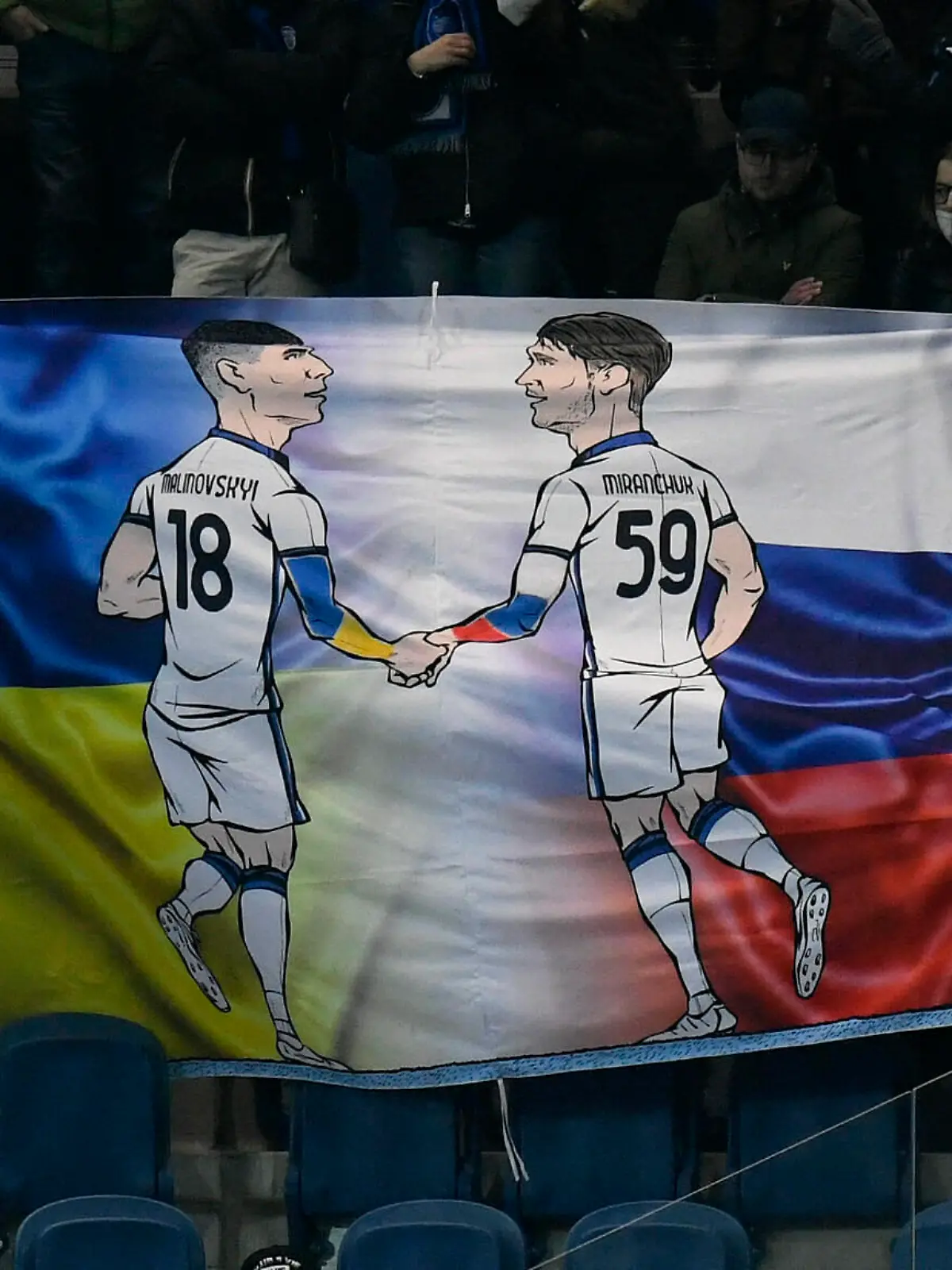  IPP20220310 Football - soccer: UEFA Europa League 2021/2022, Atalanta Bergamo - Bayer 04 Leverkusen, uno striscione dei tifosi dellAtalanta per la pace con le bandiere di Russia e Ucraina Verwendung nur in Deutschland - GERMANY ONLY *** IPP20220310 Football soccer UEFA Europa League 2021 2022, Atalanta Bergamo Bayer 04 Leverkusen, uno striscione dei tifosi dellAtalanta per la pace con le bandiere di Russia e Ucraina Use only in Germany GERMANY ONLY PUBLICATIONxINxGERxONLY