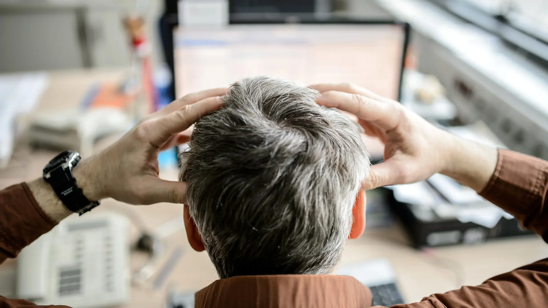Illustration - Ein Angestellter sitzt in einem Büro vor seinem Computer und rauft sich die Haare, aufgenommen am 04.02.2015 in Dresden (Sachsen). Foto: Thomas Eisenhuth/dpa