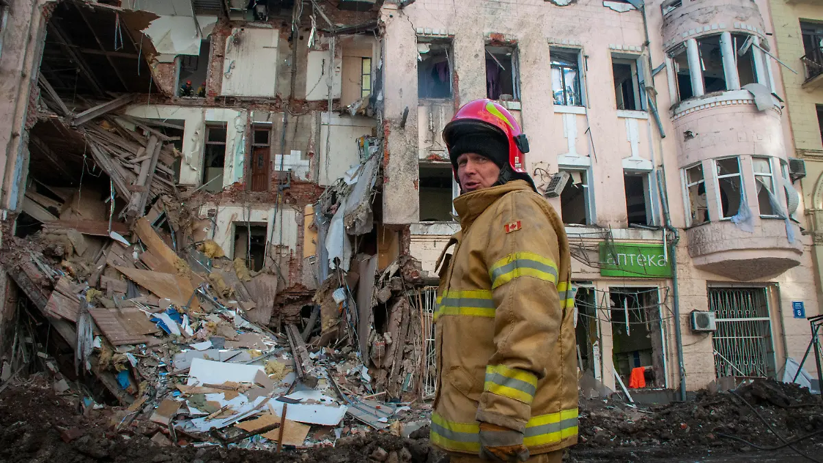 16.03.2022, Ukraine, Charkiw: Ein ukrainischer Feuerwehrmann steht vor einem zerstörten Wohnhaus. Sowohl Russland als auch die Ukraine gaben sich vor einer weiteren geplanten Gesprächsrunde optimistisch, auch wenn Moskaus Streitkräfte Kiew und andere Großstädte unter Beschuss nahmen, um den Widerstand zu brechen, der die Hoffnungen des Kremls auf einen Blitzsieg zunichte gemacht hat.Photo/Andrew Marienko) Foto: Andrew Marienko/AP/dpa +++ dpa-Bildfunk +++