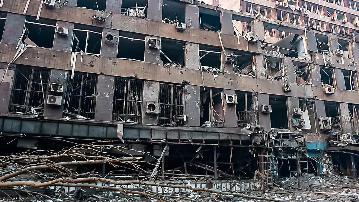News Bilder des Tages Debris of destroyed Mariupol buildings litters the street as Russia s invasion of Ukraine continues, in Mariupol, Ukraine, on Saturday, March 12, 2022. PUBLICATIONxINxGERxSUIxAUTxHUNxONLY KYV2022031214 StatexEmergencyxServicexofxUkrai