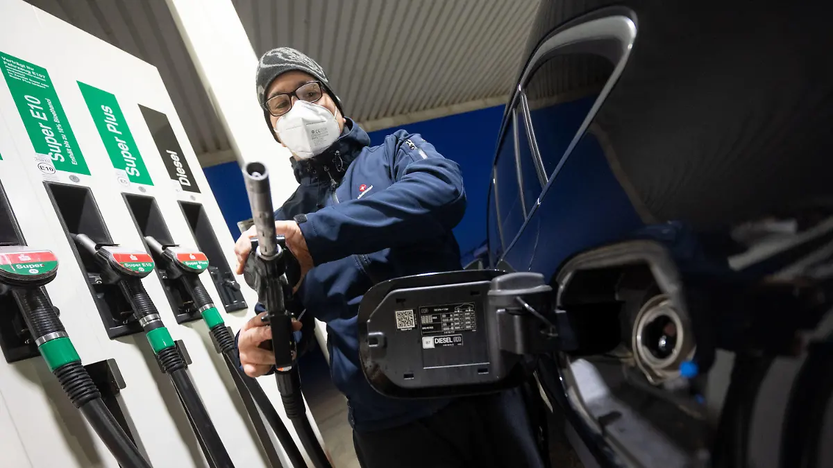 10.03.2022, Baden-Württemberg, Stuttgart: Ein Kunde einer freien Tankstelle füllt sein Auto mit Diesel-Kraftstoff. Der Landtag in Baden-Württemberg hat für seine Plenarsitzung unter anderem die Energieversorgung im Südwesten auf der Tagesordnung. Der Ukraine-Krieg hat die Spritpreise erstmals über die Schwelle von zwei Euro steigen lassen. Foto: Marijan Murat/dpa +++ dpa-Bildfunk +++