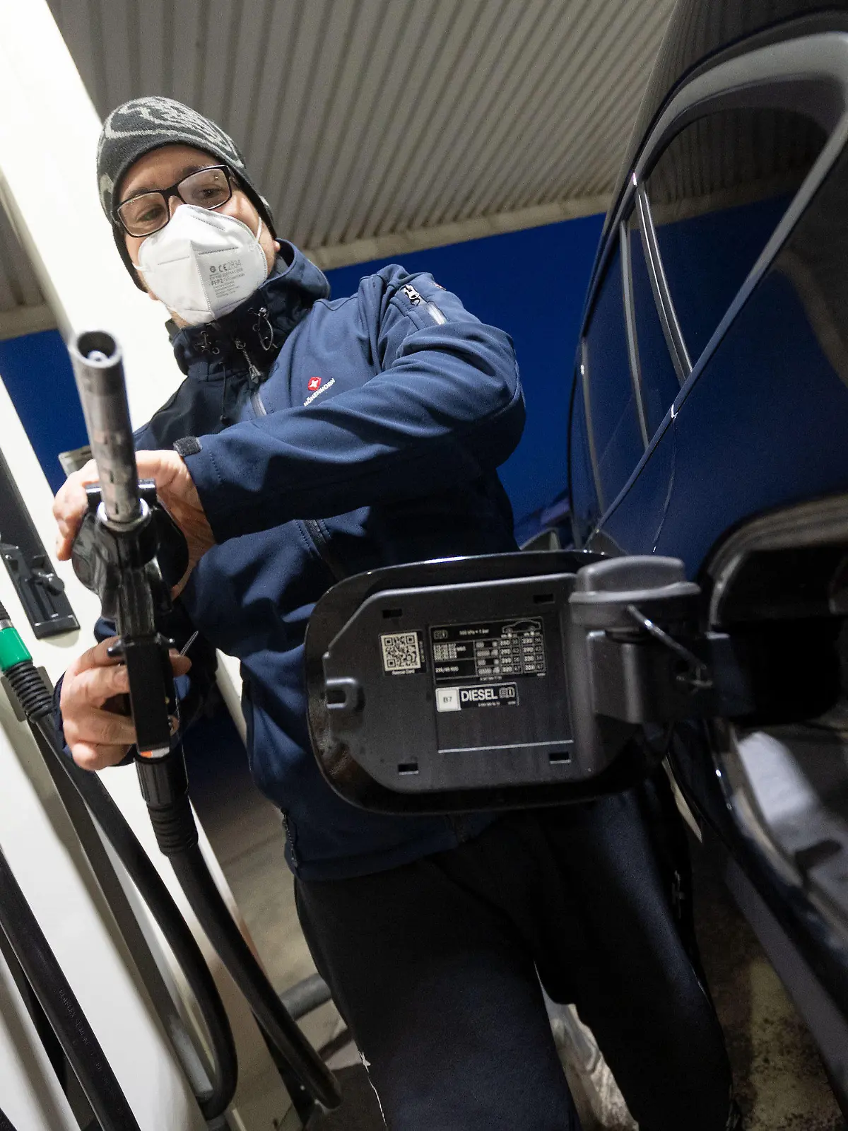 10.03.2022, Baden-Württemberg, Stuttgart: Ein Kunde einer freien Tankstelle füllt sein Auto mit Diesel-Kraftstoff. Der Landtag in Baden-Württemberg hat für seine Plenarsitzung unter anderem die Energieversorgung im Südwesten auf der Tagesordnung. Der Ukraine-Krieg hat die Spritpreise erstmals über die Schwelle von zwei Euro steigen lassen. Foto: Marijan Murat/dpa +++ dpa-Bildfunk +++