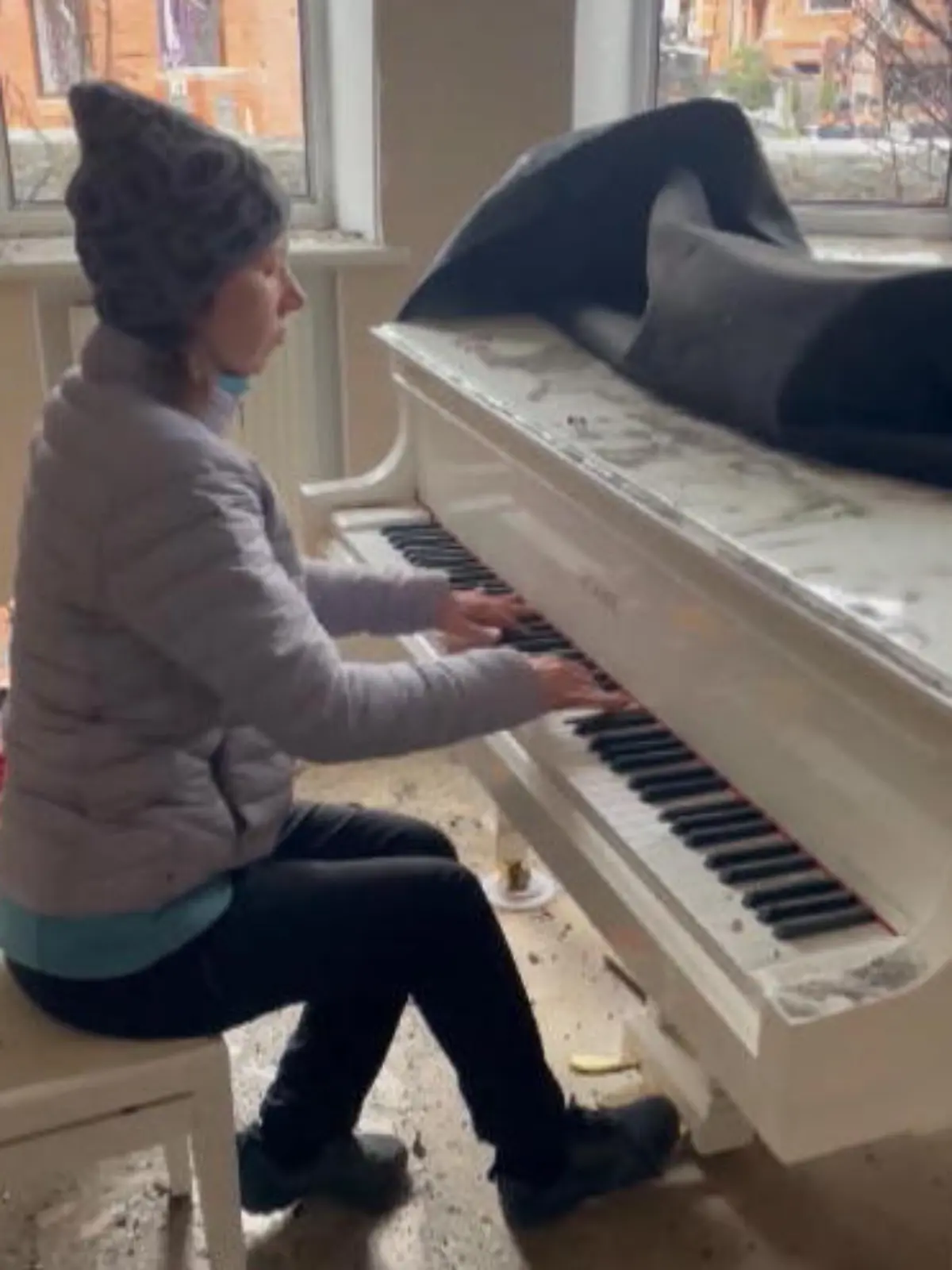 Iryna Manyukinas Haus wurde von einer russischen Granate stark beschädigt: zerbrochene Fenster, kaputte Möbel, alles voller Glasscherben. Doch wie durch ein Wunder bleibt der weiße Flügel der bekannten ukrainischen Pianistin unversehrt. Manyukina setzt sich an ihr Instrument und fängt an, inmitten der Trümmer Chopin zu spielen. Die bewegenden Bilder gibt es im Video.
