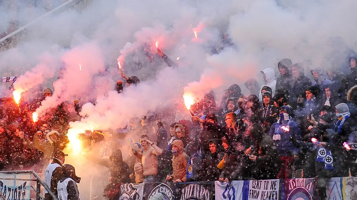 February 25, 2017 - Kiev, Ukraine - Ultras of Dynamo Kyiv during Ukrainian championship match day 15 between FC Zorya (Luhansk, Ukraine) and FC Dinamo (Kyiv, Ukraine) at Slavutich-Arena stadium in Zaporizhya, Ukraine FC Zorya vs FC Dynamo Kyiv - Ukrainian Championship PUBLICATIONxINxGERxSUIxAUTxONLY - ZUMAn230 20170225_zaa_n230_670 Copyright: xAnatoliyxCherkasovx

February 25 2017 Kiev Ukraine Ultras of Dynamo Kyiv during Ukrainian Championship Match Day 15 between FC Zorya Luhansk Ukraine and FC Dinamo Kyiv Ukraine AT  Arena Stage in Zaporizhya Ukraine FC Zorya vs FC Dynamo Kyiv Ukrainian Championship PUBLICATIONxINxGERxSUIxAUTxONLY ZUMAn230 20170225_zaa_n230_670 Copyright  