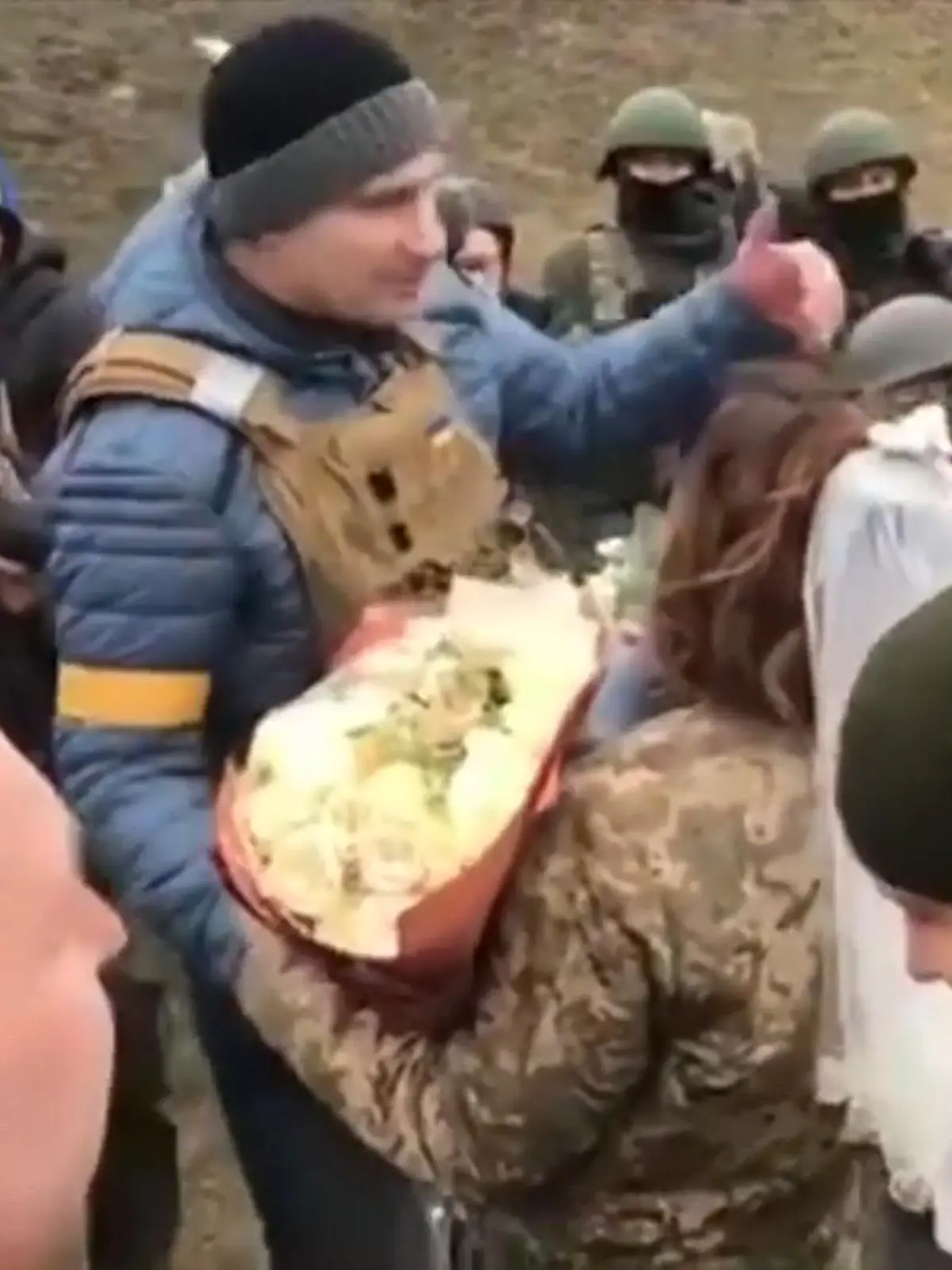 Es sind Geschichten, die uns bewegen. Kleine Geschichten, ein Lichtstrahl aus der Kriegshölle. Lesy und Valeriy gaben sich in Kiew das Ja-Wort. An einem Checkpoint der ukrainischen Hauptstadt, einem Verteidigungsposten gegen die russischen Invasoren. Mit dabei Kiews Bürgermeister Vitali Klitschko.