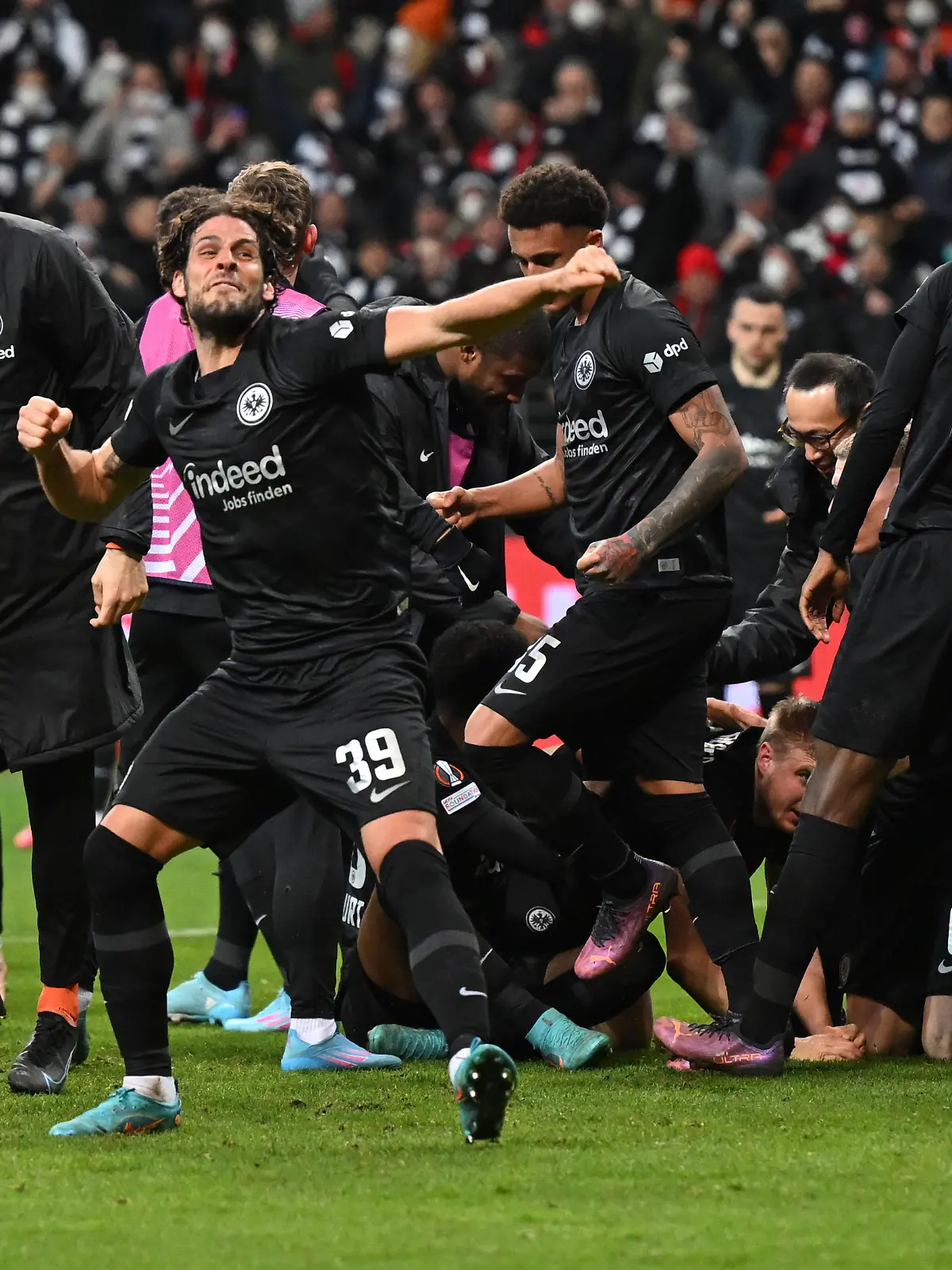 Fußball: Europa League, Eintracht Frankfurt - Betis Sevilla, K.o.-Runde, Achtelfinale, Rückspiele, Deutsche Bank Park. Frankfurts Spieler und Teammitglieder jubeln über das Tor zum 1:1 in der Verlängerung. Frankfurt zieht ins Viertelfinale der Europa League ein.