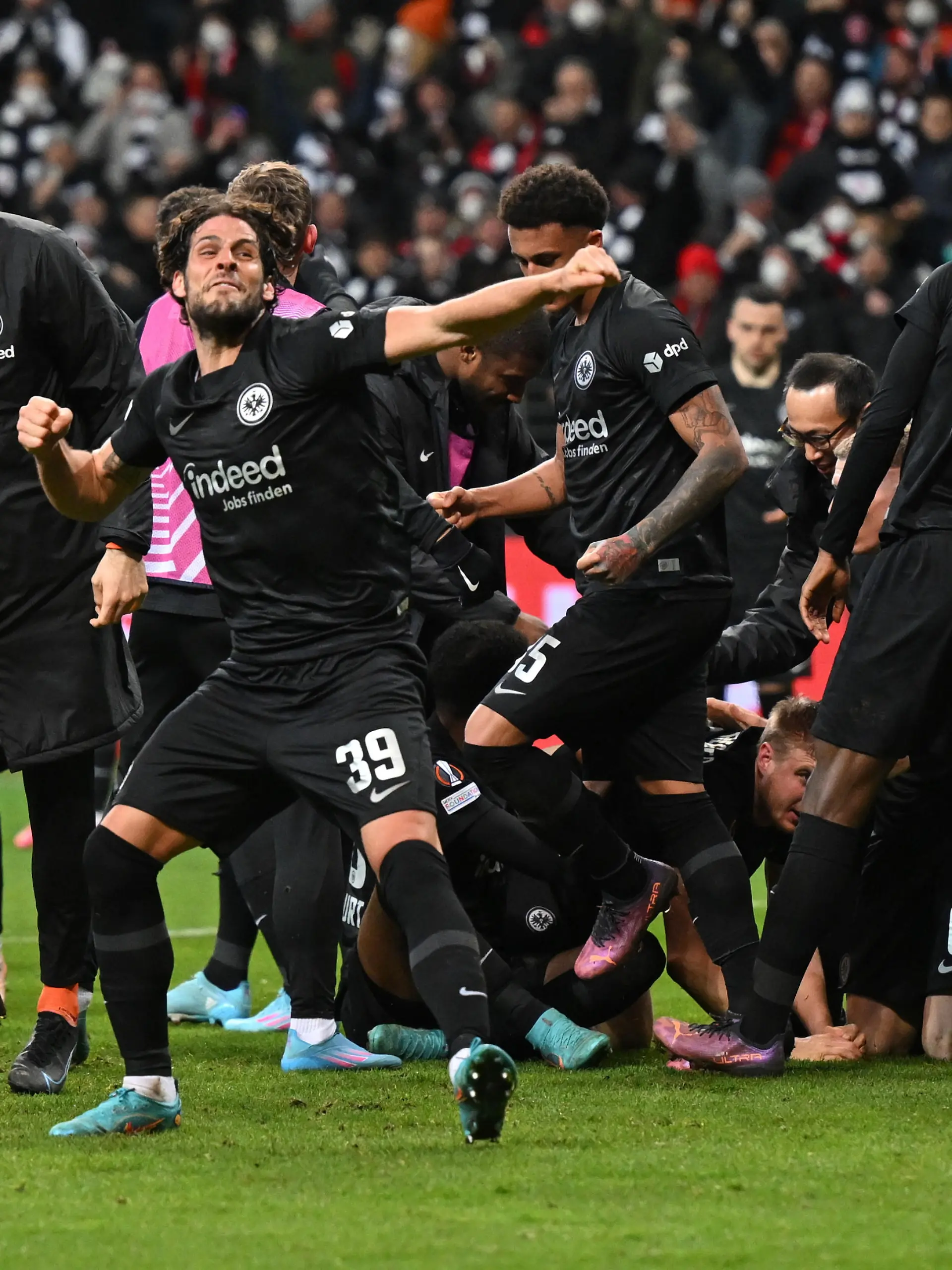 Fußball: Europa League, Eintracht Frankfurt - Betis Sevilla, K.o.-Runde, Achtelfinale, Rückspiele, Deutsche Bank Park. Frankfurts Spieler und Teammitglieder jubeln über das Tor zum 1:1 in der Verlängerung. Frankfurt zieht ins Viertelfinale der Europa League ein.
