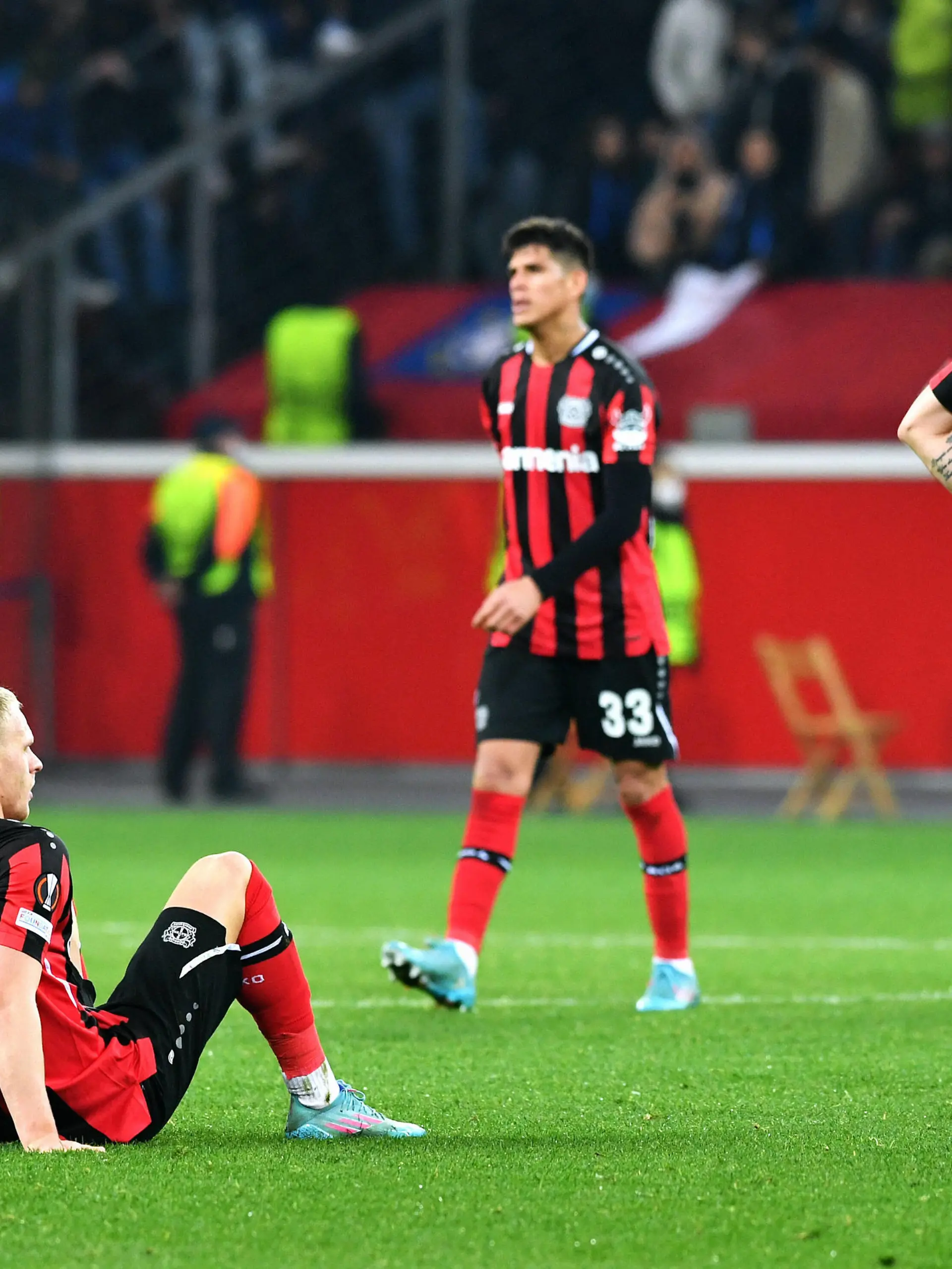  Fussball, UEFA Europa League, Herren, Saison 2021/2022, Achtelfinale, BayArena Leverkusen, Bayer Leverkusen rot - Atalanta Bergamo weiss 0:1 Mitchel Bakker LEV, Lukas Hradecky LEV, Sardar Azmoun LEV enttäuscht nach Spielende. Enttäuschung, Frust, Aktion. UEFA REGULATIONS PROHIBIT ANY USE OF PHOTOGRAPHS AS IMAGE SEQUENCES AND/OR QUASI-VIDEO. *** Football, UEFA Europa League, Men, Season 2021 2022, Round of 16, BayArena Leverkusen, Bayer Leverkusen red Atalanta Bergamo white 0 1 Mitchel Bakker LEV , Lukas Hradecky LEV , Sardar Azmoun LEV disappointed after end of match disappointment, frustration, action UEFA REGULATIONS PROHIBIT ANY USE OF PHOTOGRAPHS AS IMAGE SEQUENCES AND OR QUASI VIDEO