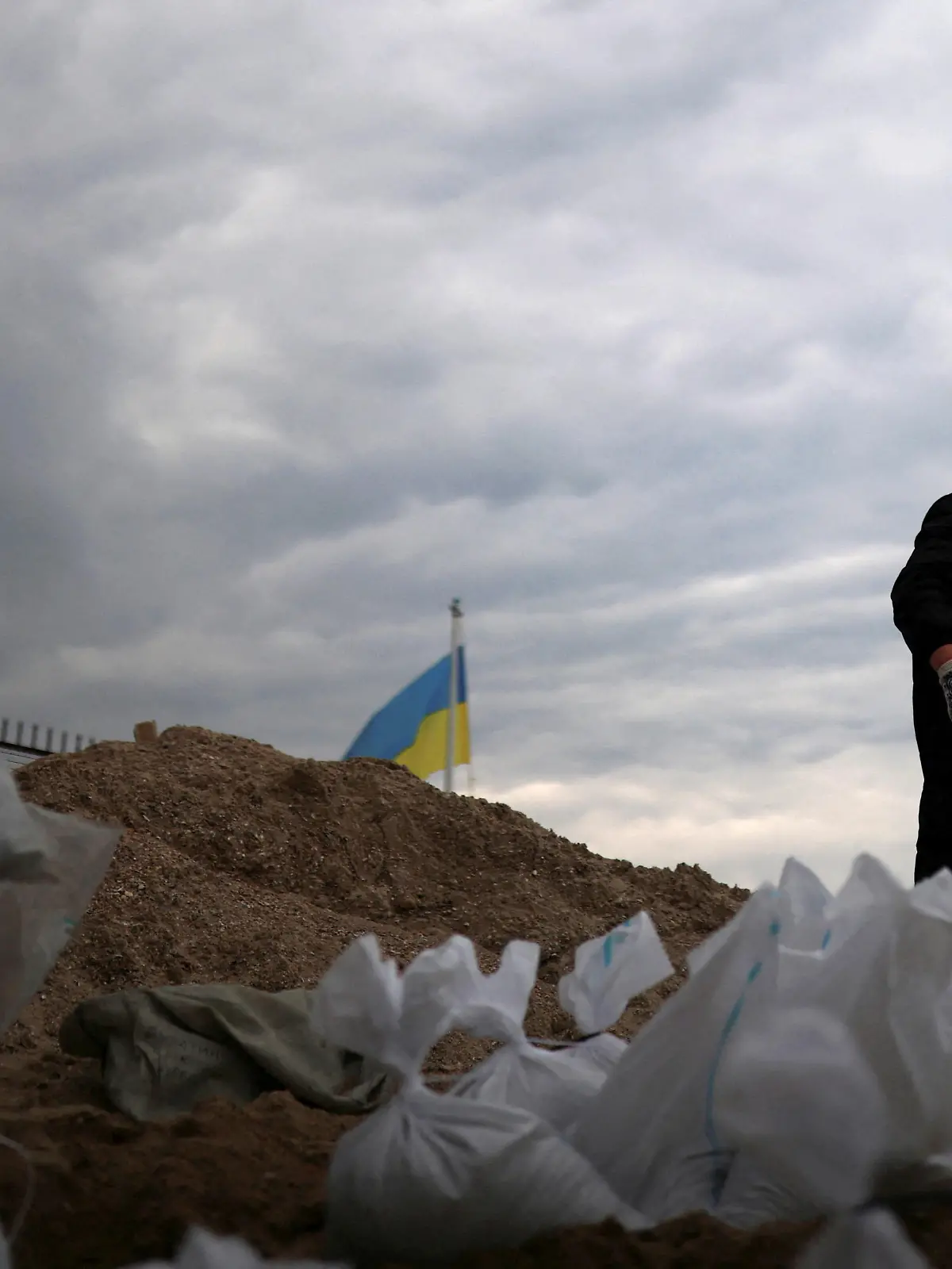 Locals carry sandbags, filled with sand from Sobachyy beach, to bolster the city's defences, as Russia's invasion of Ukraine continues in Odessa, Ukraine, March 14, 2022. REUTERS/Nacho Doce REFILE - QUALITY REPEAT     TPX IMAGES OF THE DAY