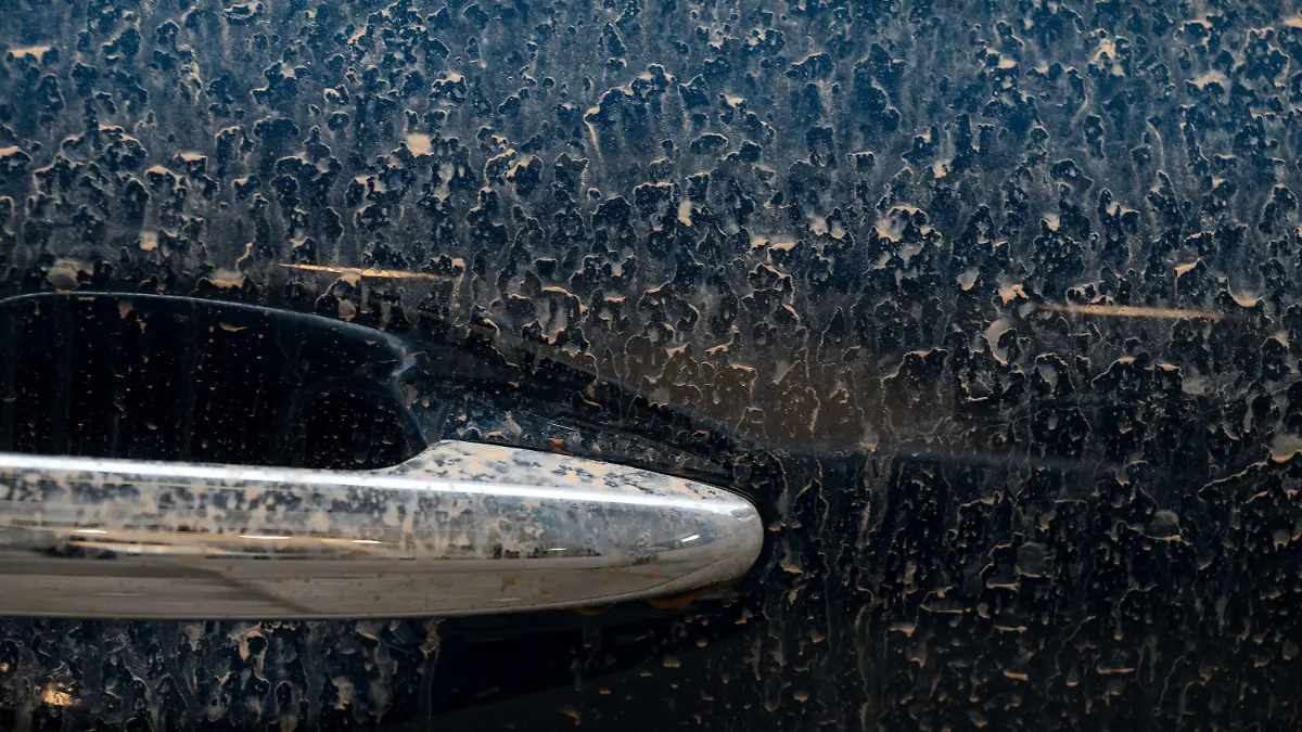 16.03.2022, Baden-Württemberg, Stuttgart: Ein Auto ist in der Innenstadt von rötlichem Staub bedeckt. Südwestwinde haben Wüstensand aus der Sahara zu uns geweht. Leichte Niederschläge führen bei der Wetterlage zu «Blutregen», wobei der Sand ausgewaschen wird und sich auf Autos oder Gartenmöbeln niederschlägt. Foto: Marijan Murat/dpa +++ dpa-Bildfunk +++