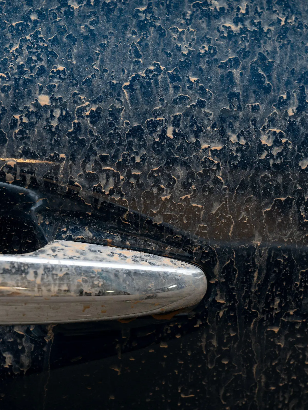 16.03.2022, Baden-Württemberg, Stuttgart: Ein Auto ist in der Innenstadt von rötlichem Staub bedeckt. Südwestwinde haben Wüstensand aus der Sahara zu uns geweht. Leichte Niederschläge führen bei der Wetterlage zu «Blutregen», wobei der Sand ausgewaschen wird und sich auf Autos oder Gartenmöbeln niederschlägt. Foto: Marijan Murat/dpa +++ dpa-Bildfunk +++