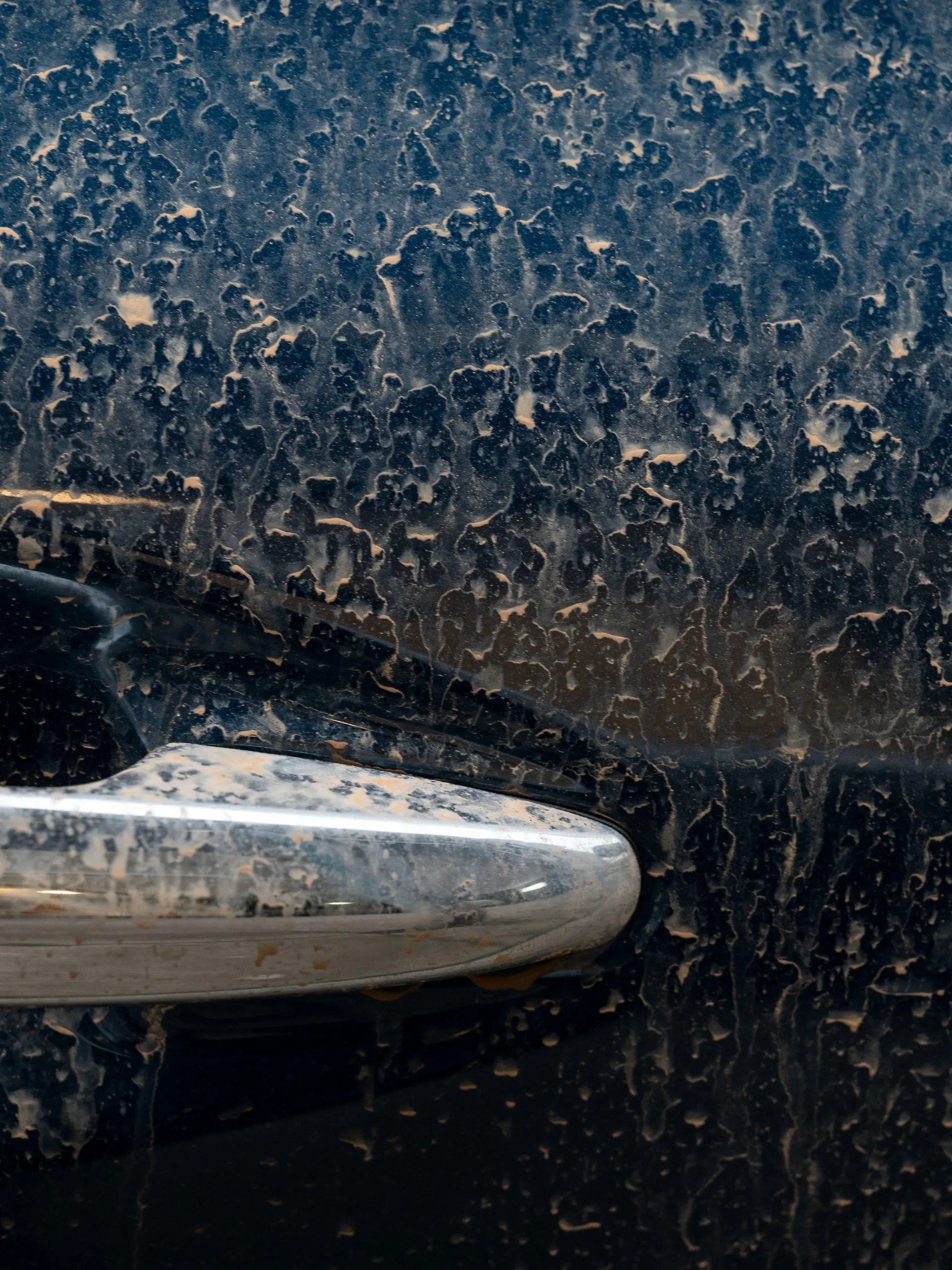 16.03.2022, Baden-Württemberg, Stuttgart: Ein Auto ist in der Innenstadt von rötlichem Staub bedeckt. Südwestwinde haben Wüstensand aus der Sahara zu uns geweht. Leichte Niederschläge führen bei der Wetterlage zu «Blutregen», wobei der Sand ausgewaschen wird und sich auf Autos oder Gartenmöbeln niederschlägt. Foto: Marijan Murat/dpa +++ dpa-Bildfunk +++