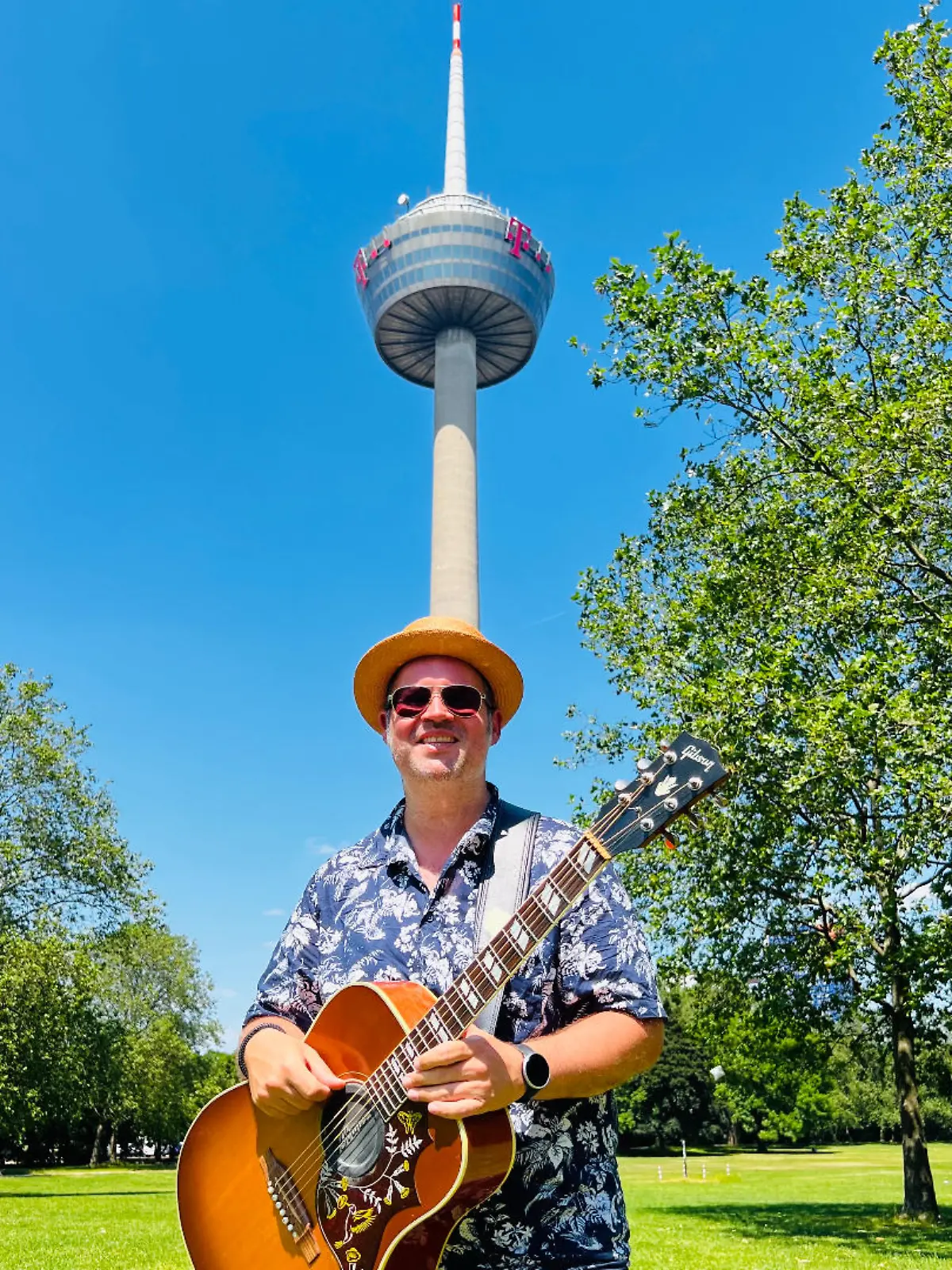 Björn Heuser singt ein Lied über den Colonius