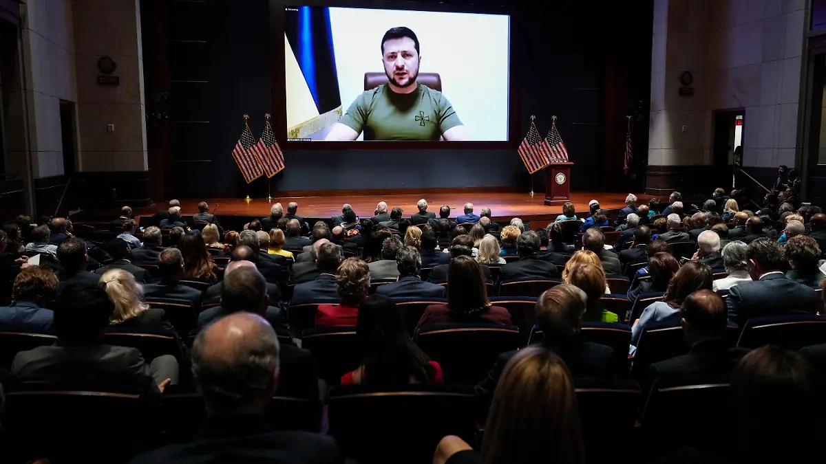 16.03.2022, USA, Washington: Wolodymyr Selenskyj (Monitor), Präsident der Ukraine, spricht via Videoübertragung vor beiden Kammern des US-Kongresses in Washington. Selenskyj hat in einer Rede vor beiden Kammern des US-Kongresses mit Nachdruck erneut die Einrichtung einer Flugverbotszone gefordert. Foto: Drew Angerer/Pool Getty Images North America/AP/dpa +++ dpa-Bildfunk +++