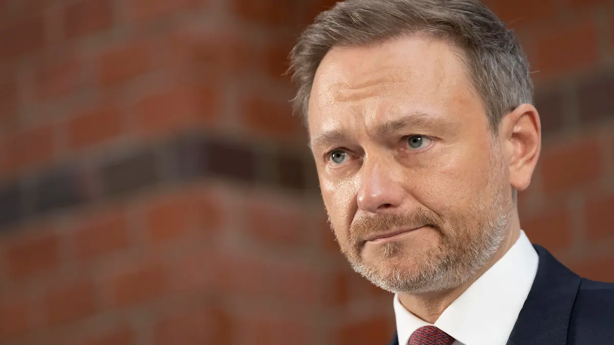 Digitale Sitzungen des Präsidiums und des Bundesvorstands der Freien Demokraten Statement nach Ende der Sitzungen - Christian Lindner, FDP-Bundesvorsitzender und Bundesfinanzminister gibt ein Pressestatement ab -Digitale Sitzungen des Präsidiums und des Bundesvorstands der Freien Demokraten Statement nach Ende der Sitzungen - Christian Lindner, FDP-Bundesvorsitzender und Bundesfinanzminister gibt ein Pressestatement ab -, Berlin Berlin Deutschland Parteizentrale *** Digital meetings of the Presidium and the Federal Executive Committee of the Free Democrats Statement after the end of meetings Christian Lindner, FDP Federal Chairman and Federal Finance Minister makes a press statement Digital meetings of the Presidium and the Feder 