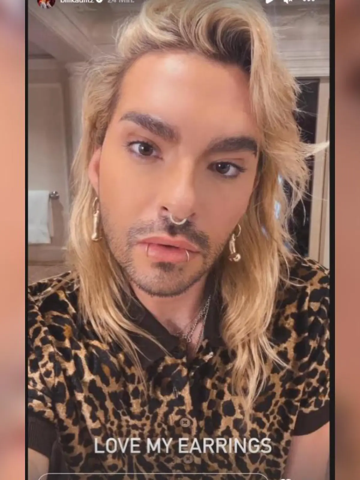 Bill Kaulitz liebt seine Penis-Ohrringe.