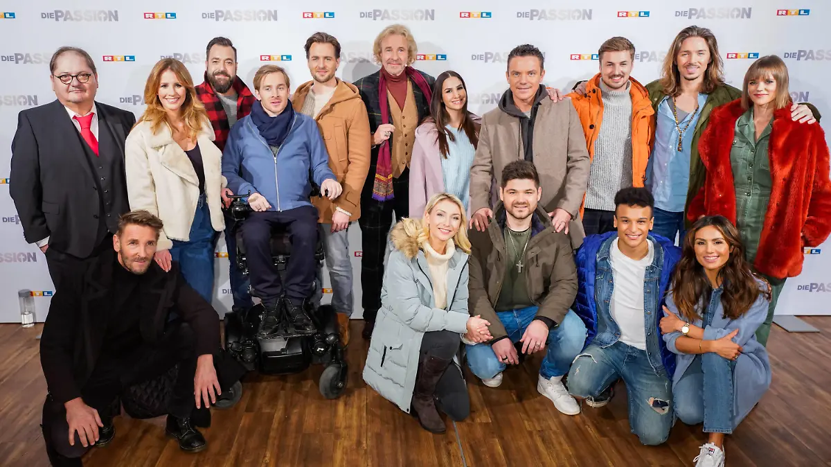 Vorstellung am Dienstag 18.02.2020 aller Teilnehmer zum RTL Musik-Live-Event Die Passion in Essen. Foto Mitte: Thomas Gottschalk Mit einem Staraufgebot an bekannten Saenger*innen und Schauspieler*innen inszeniert RTL am Mittwoch, 8. April 2020 live 20.15 Uhr, auf dem Burgplatz in Essen die groesste Geschichte aller Zeiten als grosses Musik-Live-Event. Die Passion ist eine moderne und ungewoehnliche Darstellung der letzten Tage im Leben von Jesus Christus - zum Leben erweckt und in die heutige Zeit transportiert mit Hilfe bekannter Popsongs. Thomas Gottschalk fuehrt als Erzaehler durch die Passionsgeschichte. Siehe epd-Bericht vom 18.02.2020 *** Local Caption *** 00304475 RTL inszeniert zu Ostern Kreuzigung Jesu als Live-Event *** Performance on Tuesday 18 02 2020 of all participants at the RTL Music Live Event Die Passion in Copyright: epd-bild/FriedrichxStark