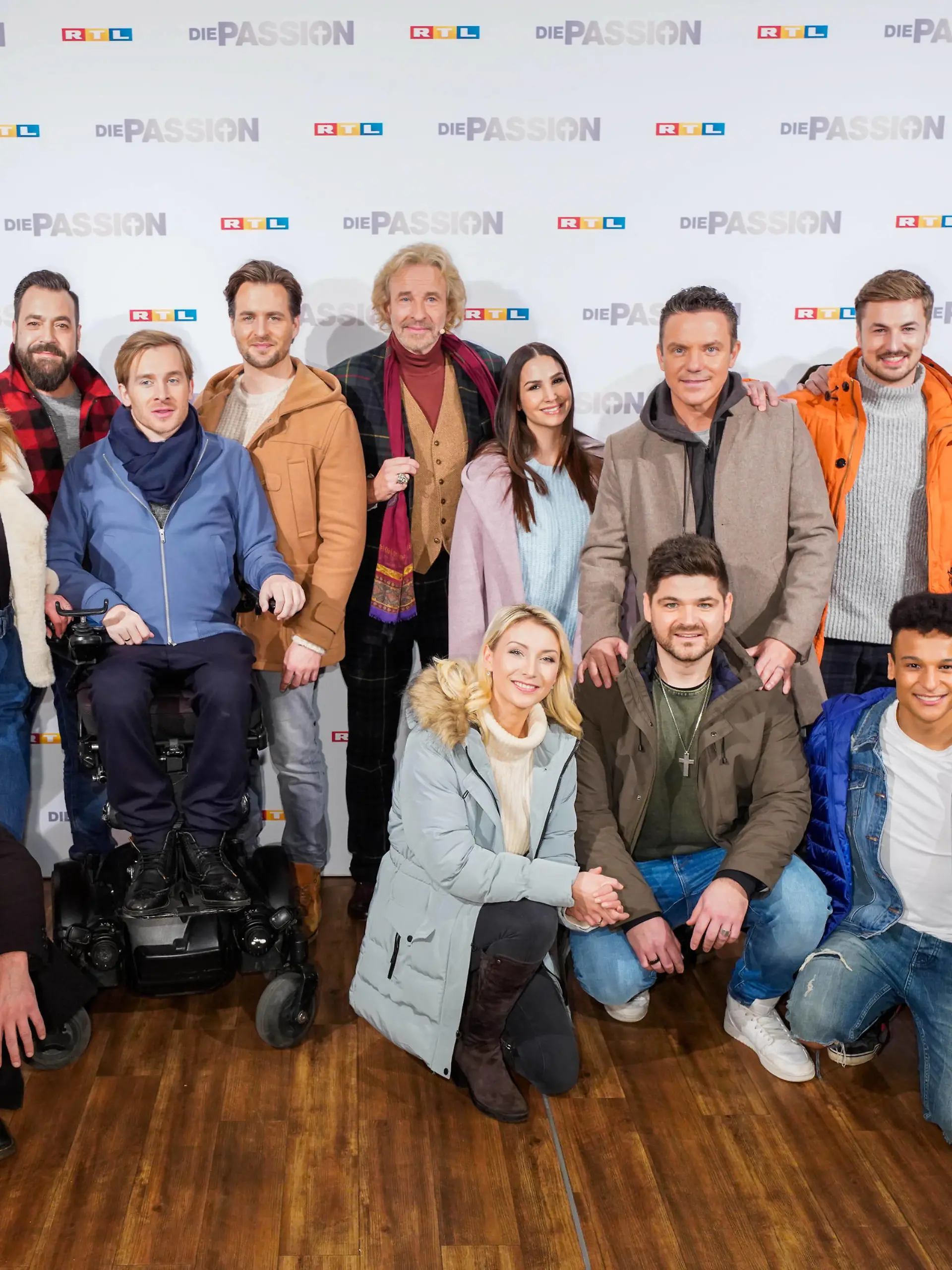  Vorstellung am Dienstag 18.02.2020 aller Teilnehmer zum RTL Musik-Live-Event Die Passion in Essen. Foto Mitte: Thomas Gottschalk Mit einem Staraufgebot an bekannten Saenger*innen und Schauspieler*innen inszeniert RTL am Mittwoch, 8. April 2020 live 20.15 Uhr, auf dem Burgplatz in Essen die groesste Geschichte aller Zeiten als grosses Musik-Live-Event. Die Passion ist eine moderne und ungewoehnliche Darstellung der letzten Tage im Leben von Jesus Christus - zum Leben erweckt und in die heutige Zeit transportiert mit Hilfe bekannter Popsongs. Thomas Gottschalk fuehrt als Erzaehler durch die Passionsgeschichte. Siehe epd-Bericht vom 18.02.2020 *** Local Caption *** 00304475 RTL inszeniert zu Ostern Kreuzigung Jesu als Live-Event *** Performance on Tuesday 18 02 2020 of all participants at the RTL Music Live Event Die Passion in Copyright: epd-bild/FriedrichxStark