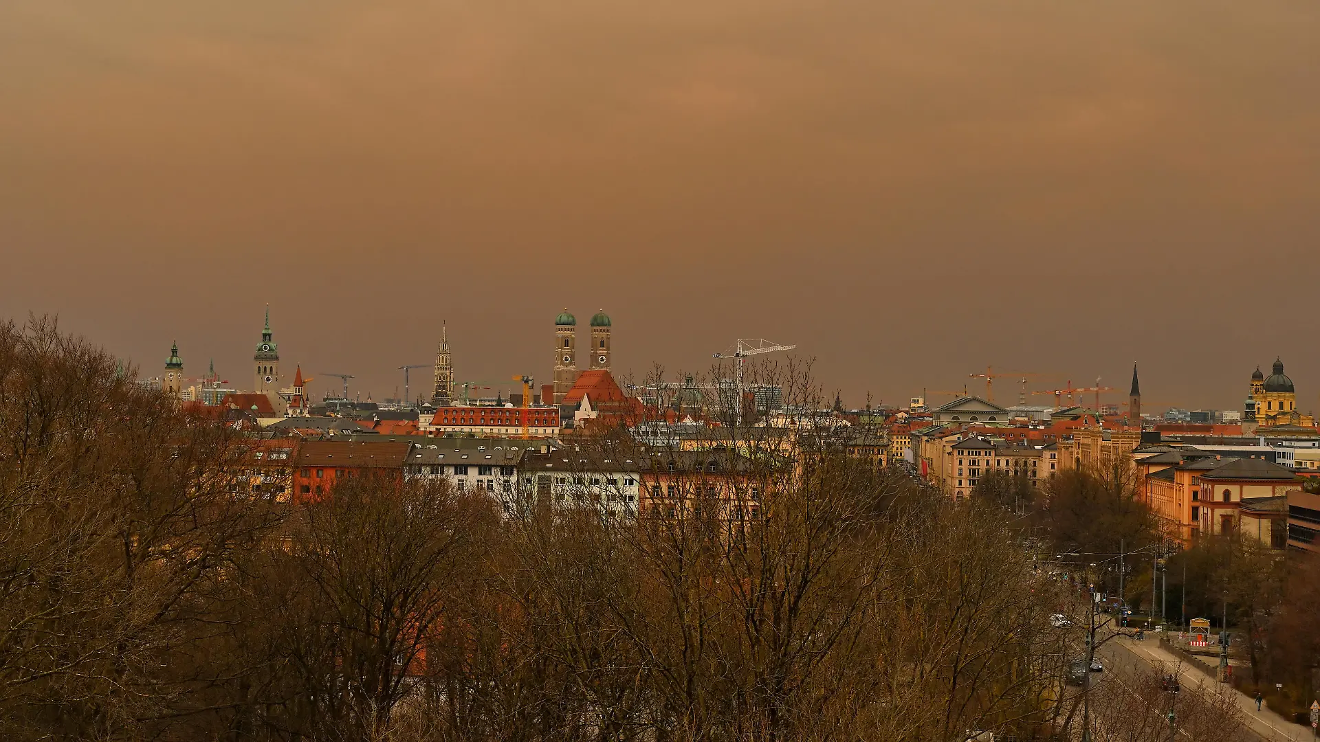  Eine unheimliche Lichtstimmung. Bereits am frühen Nachmittag verdunkelt die Sahara-Staubwolke den Himmel über München. München Bayern Deutschland *** An eerie mood of light Already in the early afternoon the Sahara dust cloud darkens the sky over Munich Bavaria Germany Copyright: xRolfxPossx