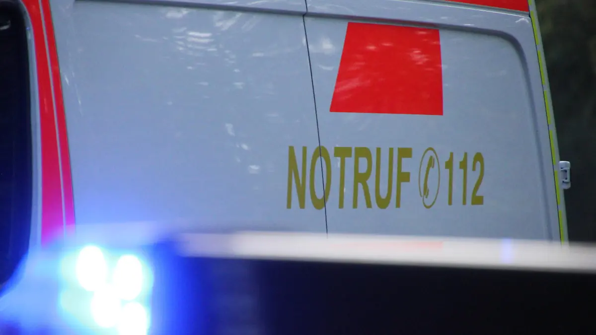  Symbolbild: Feuerwehr, Einsatz, Blaulicht, Atemschutz Symbol /- Themenbild: Feuerwehr, Niedersachsen, Salzgitter, Hannover, Braunschweig, Wolfenbüttel, Harz, Harzvorland, Atemschutz, Atemschutzüberwachung, Blaulicht, Funkgerät, Digitalfunk, Feuerwehrmann, Löscheinsatz, Schlauch, Helm, PSA, Einsatzkleidung, Helm, Notruf, 112, Löschfahrzeug, Polizei, Rettungsdienst Deutschland *** Symbol fire brigade, operation, blue light, respiratory protection symbol theme fire brigade, Lower Saxony, Salzgitter, Hanover, Brunswick, Wolfenbüttel, Harz, Harz foreland, respiratory protection, respiratory protection monitoring, blue light, radio, digital radio, firefighter, fire fighting, hose, helmet, PSA, operation clothing, helmet, emergency call, 1 Copyright: xMartinxDziadekx