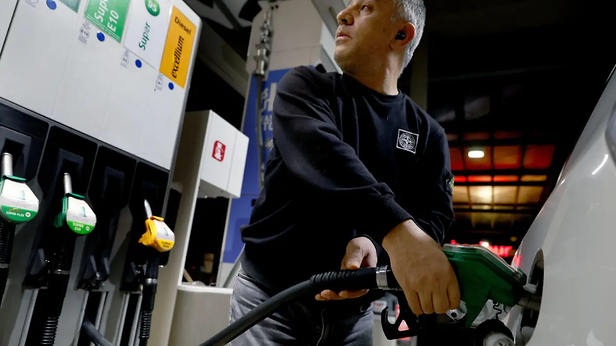16.03.2022, Berlin: Ein Taxifahrer tankt an einer Tankstelle sein Fahrzeug mit Benzin. Die Spritpreise stagnieren seit einigen Tagen auf sehr hohem Niveau. Foto: Carsten Koall/dpa +++ dpa-Bildfunk +++