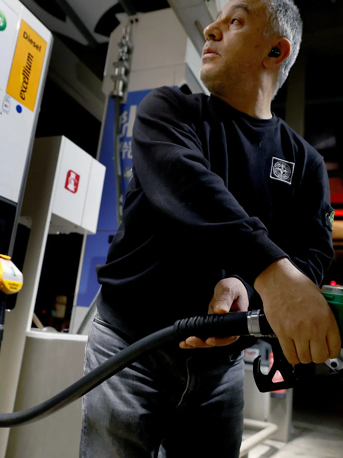 16.03.2022, Berlin: Ein Taxifahrer tankt an einer Tankstelle sein Fahrzeug mit Benzin. Die Spritpreise stagnieren seit einigen Tagen auf sehr hohem Niveau. Foto: Carsten Koall/dpa +++ dpa-Bildfunk +++