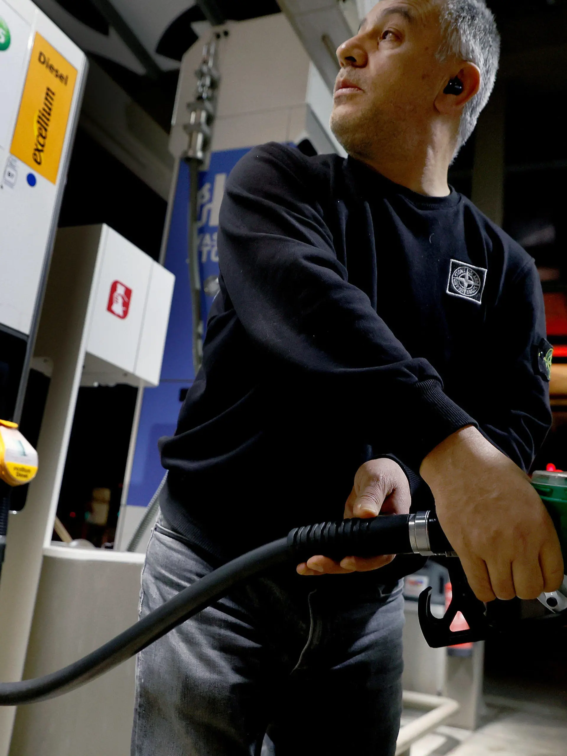 16.03.2022, Berlin: Ein Taxifahrer tankt an einer Tankstelle sein Fahrzeug mit Benzin. Die Spritpreise stagnieren seit einigen Tagen auf sehr hohem Niveau. Foto: Carsten Koall/dpa +++ dpa-Bildfunk +++