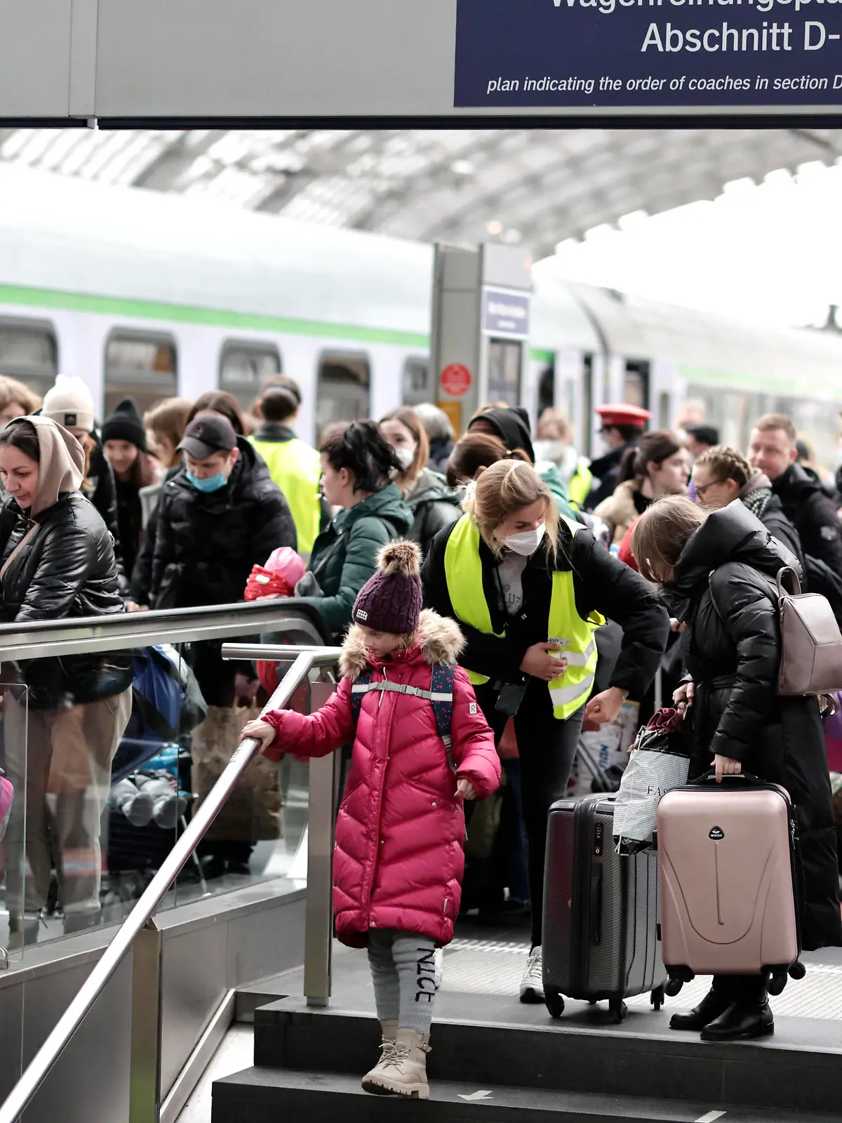  Kriegsfluechtlinge aus er Ukraine kommen am Berliner Hauptbahnhof an, DEU, Berlin, 15.03.2022 *** War refugees from Ukraine arrive at Berlin main station, DEU, Berlin, 15 03 2022