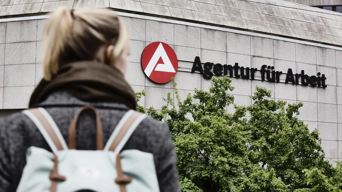 Junge Frau auf dem Weg zur Agentur für Arbeit, Köln, Nordrhein-Westfalen, Deutschland, Europa *** Young woman on the way to the employment agency Cologne Nordrhein Westfalen Germany Europe Copyright: imageBROKER/JanxTepass ibxjte04627489.jpg Bitte beachten Sie die gesetzlichen Bestimmungen des deutschen Urheberrechtes hinsichtlich der Namensnennung des Fotografen im direkten Umfeld der Veröffentlichung!