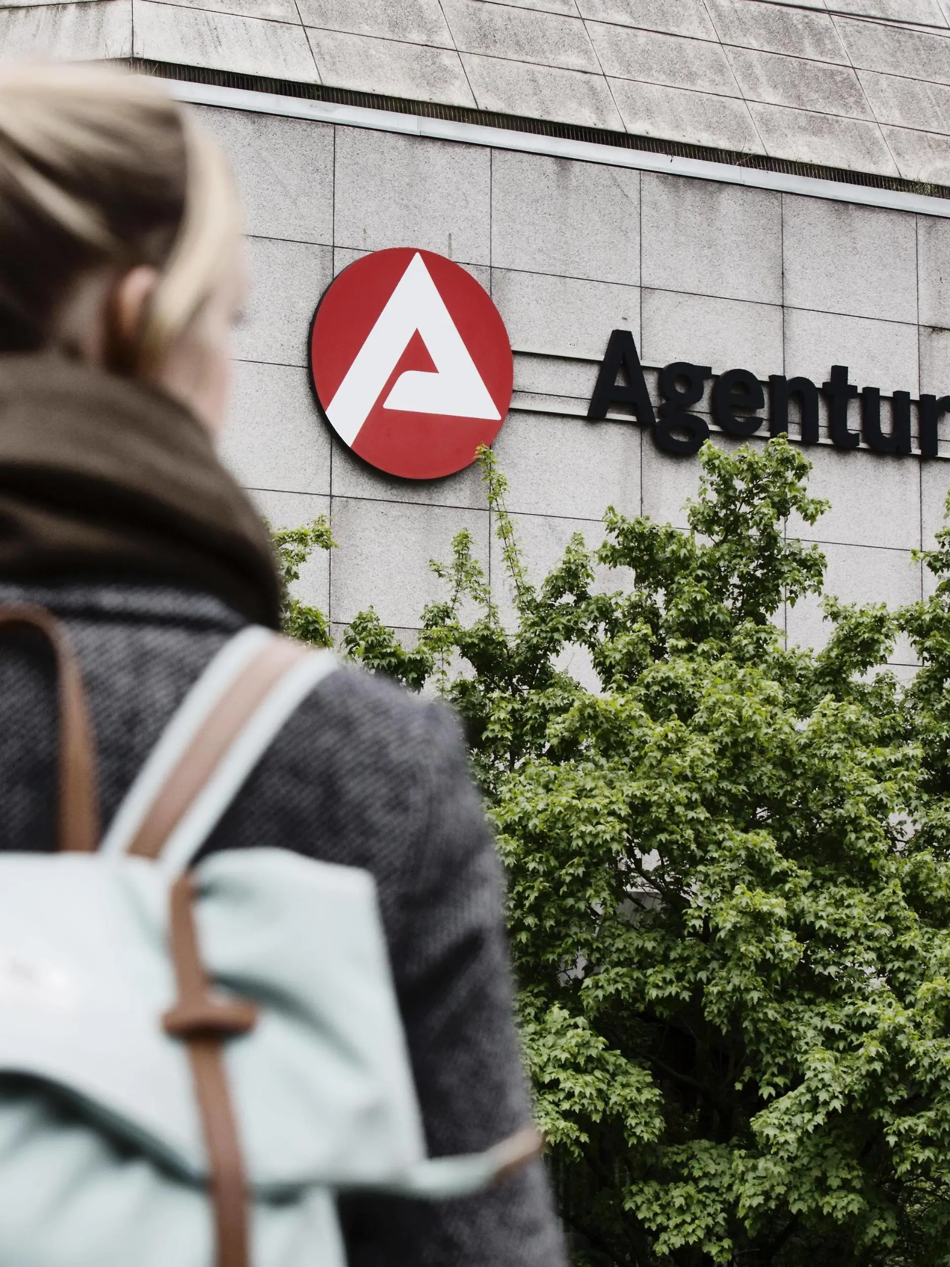  Junge Frau auf dem Weg zur Agentur für Arbeit, Köln, Nordrhein-Westfalen, Deutschland, Europa *** Young woman on the way to the employment agency Cologne Nordrhein Westfalen Germany Europe Copyright: imageBROKER/JanxTepass ibxjte04627489.jpg Bitte beachten Sie die gesetzlichen Bestimmungen des deutschen Urheberrechtes hinsichtlich der Namensnennung des Fotografen im direkten Umfeld der Veröffentlichung!