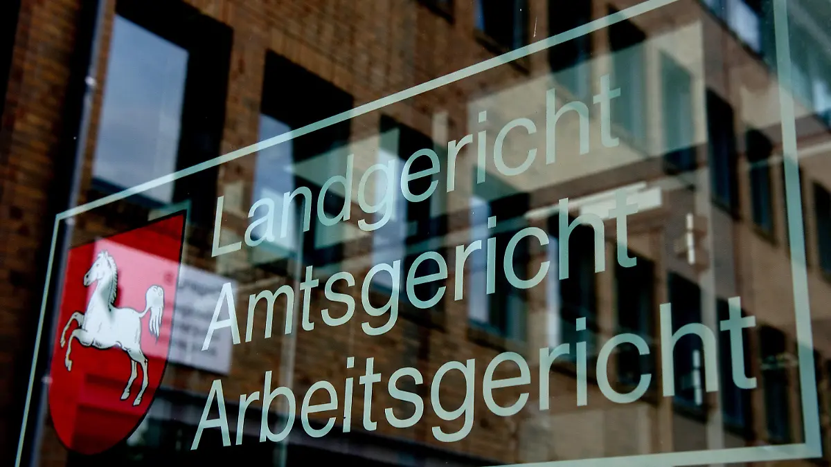 ARCHIV - Der Schriftzug «Landgericht, Amtsgericht, Arbeitsgericht» ist am 06.08.2013 am Haupteingang im Landgericht in Göttingen (Niedersachsen) mit einer Spiegelung des Gerichtsgebäudes zu sehen. Wegen eines Mordes an einer Kommilitonin steht eine Studentin vom 26.04.2016 in Göttingen vor Gericht. Foto: Swen Pförtner/dpa (zu dpa "Prozess um Eifersuchts-Mord in Göttingen beginnt" vom 26.04.2016) +++(c) dpa - Bildfunk+++