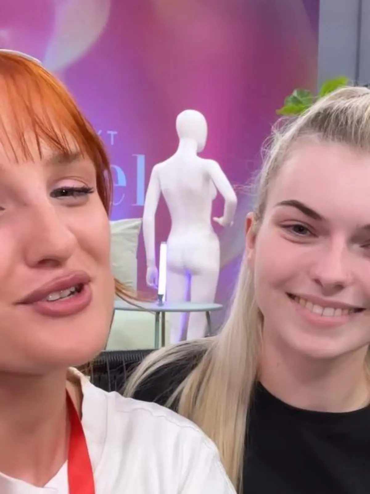 Die GNTM-Kandidatinnen Cassy (l.) und Katherine stehen nebeneinander