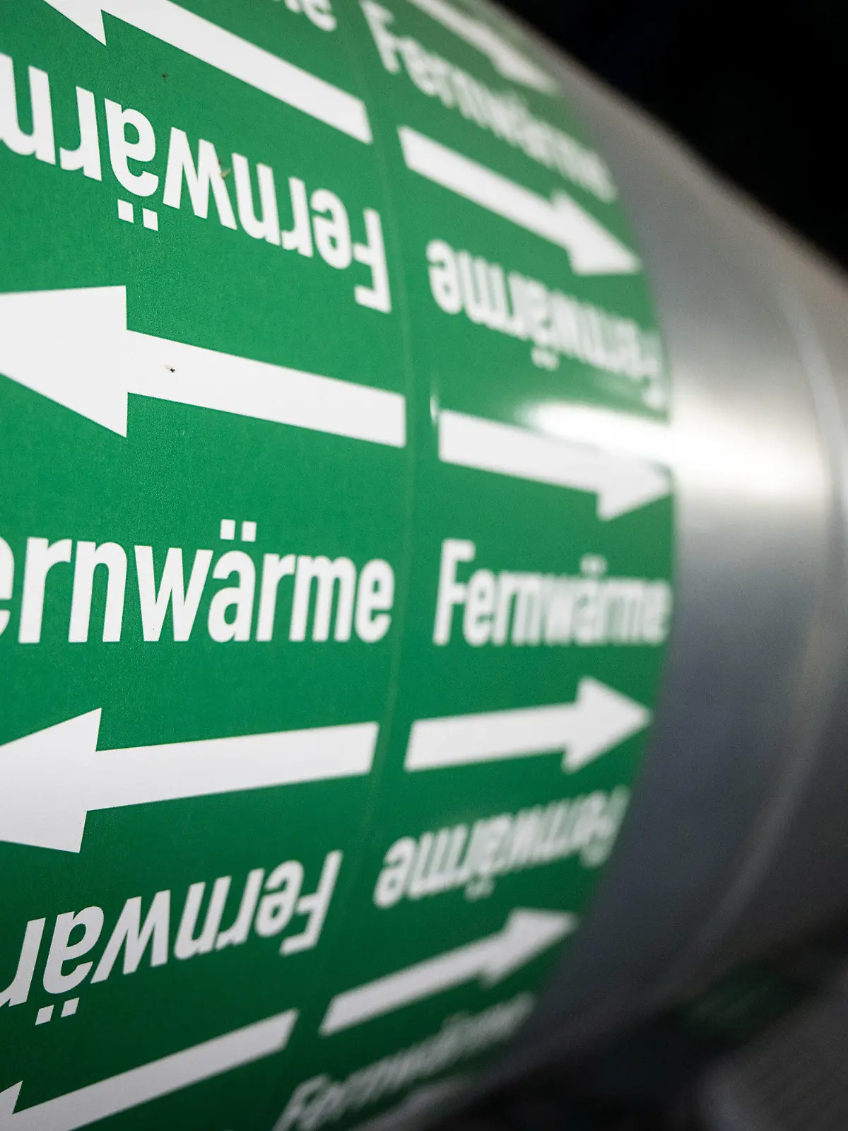 ARCHIV - 10.03.2022, Baden-Württemberg, Stuttgart: Leitungen sind in der Fernwärmeverteilerstation eines Heizkraftwerks zu sehen. ie Mehrheit der deutschen Kommunen steht bei der Planung, wie in der Zukunft klimafreundlich geheizt werden soll, noch am Anfang. (zu dpa: «Städte bei Wärmeplanung noch am Anfang - Metropolen Vorreiter») Foto: Marijan Murat/dpa +++ dpa-Bildfunk +++