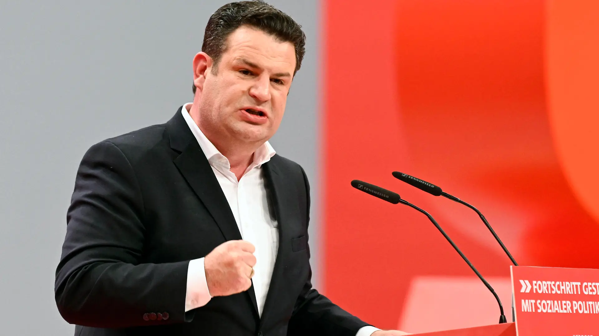 Hubertus Heil beim ordentlichen Bundesparteitag der SPD mit der Wahl eines neuen Vorstands im CityCube. Berlin, 11.12.2021 *** Hubertus Heil at the ordinary federal party conference of the SPD with the election of a new executive board in the CityCube Berlin, 11 12 2021 Foto:xF.xKernx/xFuturexImage