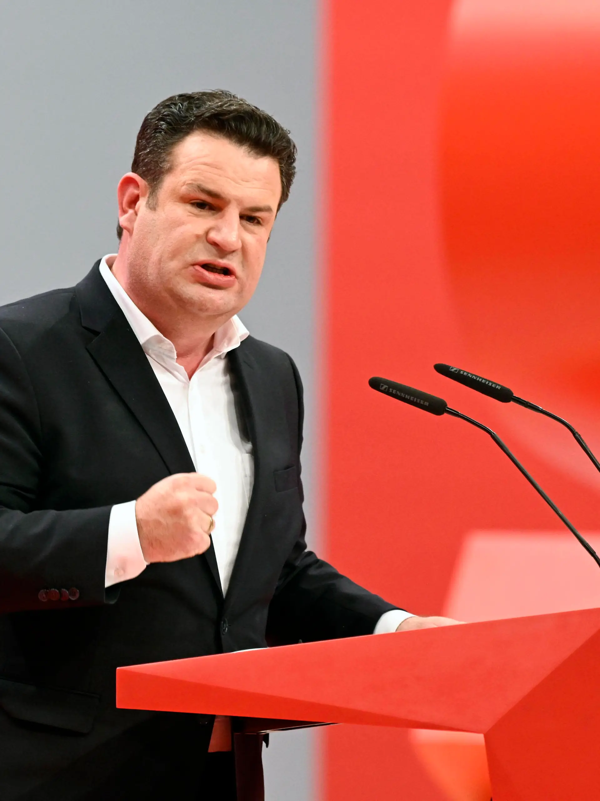  Hubertus Heil beim ordentlichen Bundesparteitag der SPD mit der Wahl eines neuen Vorstands im CityCube. Berlin, 11.12.2021 *** Hubertus Heil at the ordinary federal party conference of the SPD with the election of a new executive board in the CityCube Berlin, 11 12 2021 Foto:xF.xKernx/xFuturexImage