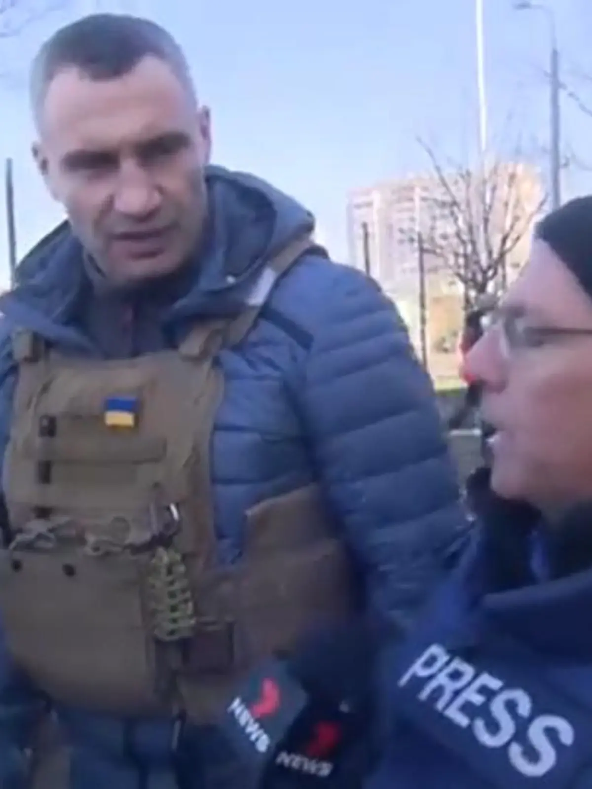 Als der Bürgermeister von Kiew, Vitali Klitschko, von einem Reporter darauf angesprochen wird, dass Putin propagiert nur militärische Ziele in der Ukraine anzugreifen, hat Klitschko eine klare Antwort.