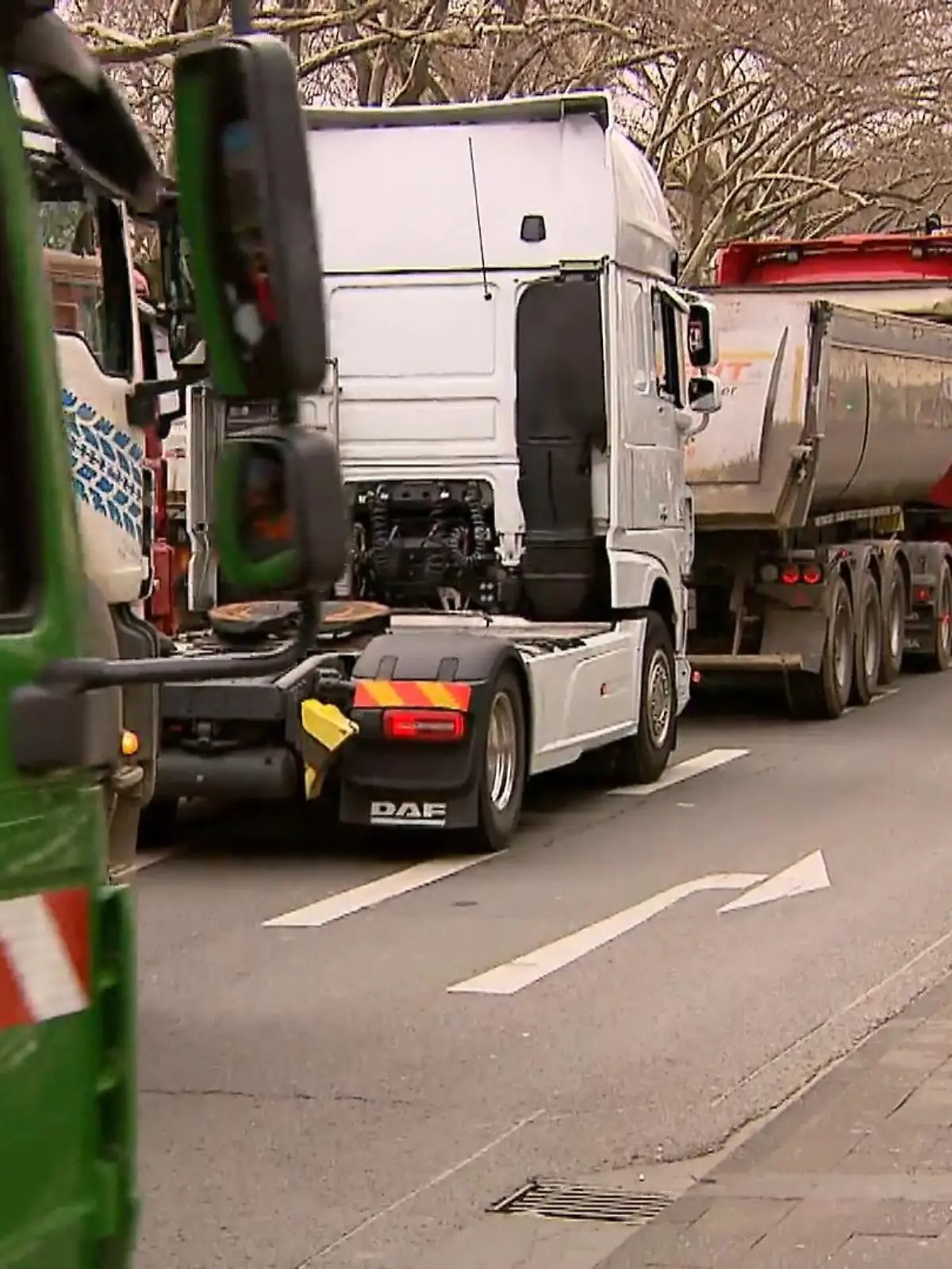 Bild zu: "Lasterfahrer bleiben stehen"