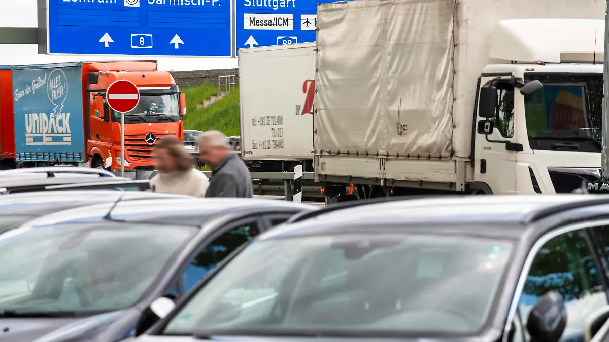 Voller Rastplatz an der Autobahn A8, München-Salzburg, viel Verkehr vor langem Wochenende, Hofolding bei München, 17. Mai 2023 Deutschland, Hofolding bei München, 17. Mai 2023, voller Rastplatz an der A8 München-Salzburg, viele geparkte Autos, Reisende machen kurz Pause, im Hintergrund der starke Reiseverkehr auf der Autobahn in Richtung Süden vor dem langen Christi-Himmelfahrts-Wochenende mit Brückentag, Verkehr am frühen Nachmittag, viele LKWs unterwegs, Autobahnschilder, Mittwoch, Bayern *** Full rest area on the freeway A8, Munich Salzburg, heavy traffic before long weekend, Hofolding near Munich, 17 May 2023 Germany, Hofolding near Munich, 17 May 2023, full rest area on the freeway A8 Munich Salzburg, many parked cars, traveler