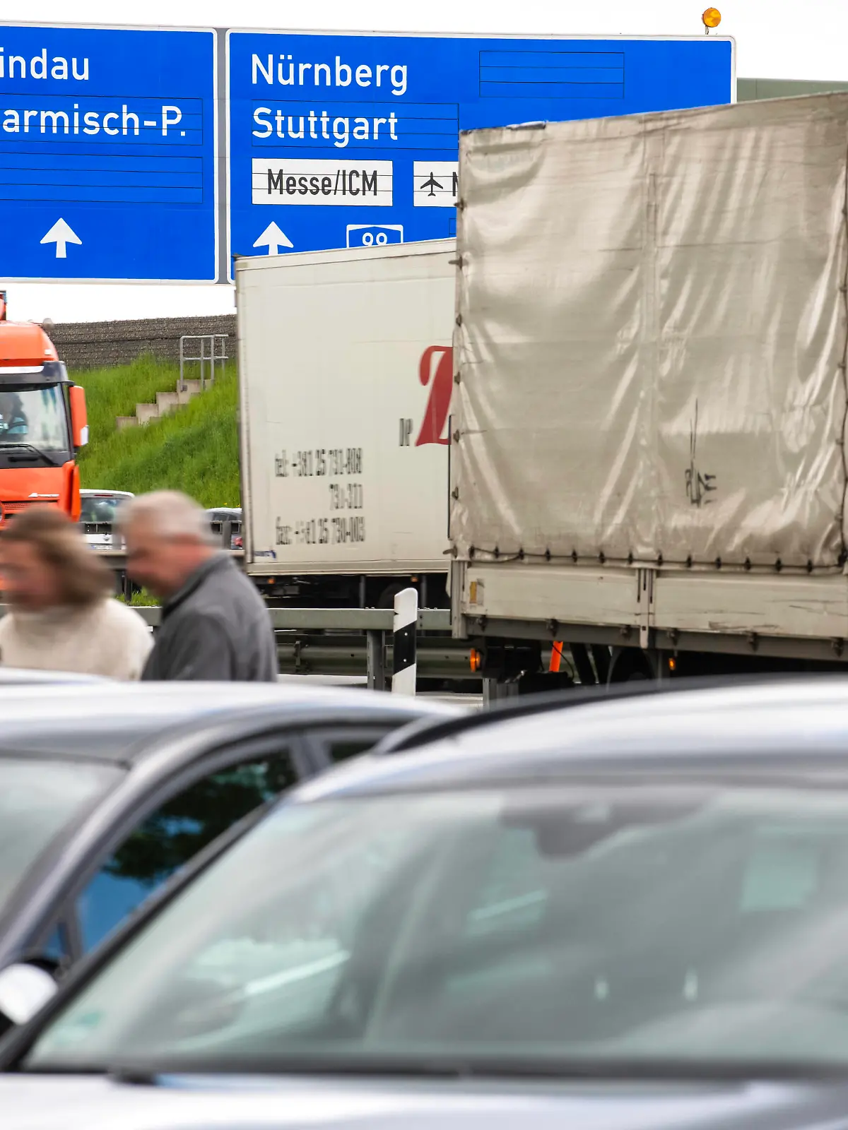 Voller Rastplatz an der Autobahn A8, München-Salzburg, viel Verkehr vor langem Wochenende, Hofolding bei München, 17. Mai 2023 Deutschland, Hofolding bei München, 17. Mai 2023, voller Rastplatz an der A8 München-Salzburg, viele geparkte Autos, Reisende machen kurz Pause, im Hintergrund der starke Reiseverkehr auf der Autobahn in Richtung Süden vor dem langen Christi-Himmelfahrts-Wochenende mit Brückentag, Verkehr am frühen Nachmittag, viele LKWs unterwegs, Autobahnschilder, Mittwoch, Bayern *** Full rest area on the freeway A8, Munich Salzburg, heavy traffic before long weekend, Hofolding near Munich, 17 May 2023 Germany, Hofolding near Munich, 17 May 2023, full rest area on the freeway A8 Munich Salzburg, many parked cars, traveler