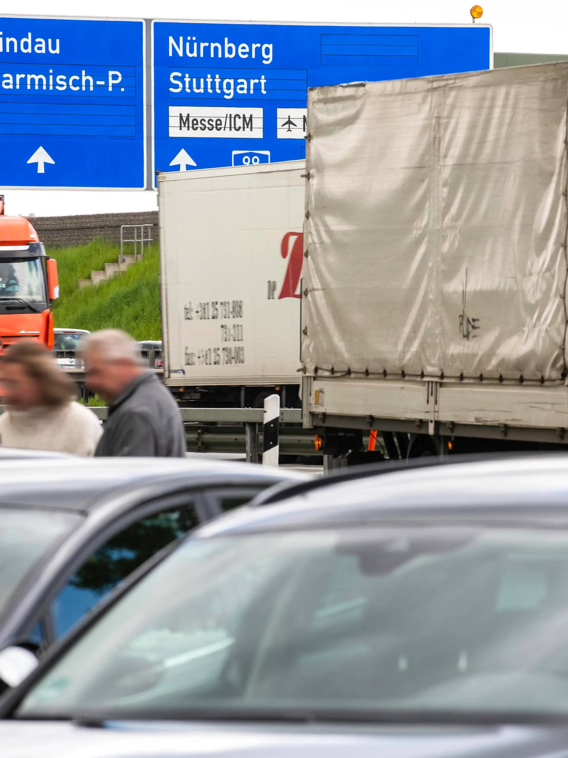 Voller Rastplatz an der Autobahn A8, München-Salzburg, viel Verkehr vor langem Wochenende, Hofolding bei München, 17. Mai 2023 Deutschland, Hofolding bei München, 17. Mai 2023, voller Rastplatz an der A8 München-Salzburg, viele geparkte Autos, Reisende machen kurz Pause, im Hintergrund der starke Reiseverkehr auf der Autobahn in Richtung Süden vor dem langen Christi-Himmelfahrts-Wochenende mit Brückentag, Verkehr am frühen Nachmittag, viele LKWs unterwegs, Autobahnschilder, Mittwoch, Bayern *** Full rest area on the freeway A8, Munich Salzburg, heavy traffic before long weekend, Hofolding near Munich, 17 May 2023 Germany, Hofolding near Munich, 17 May 2023, full rest area on the freeway A8 Munich Salzburg, many parked cars, traveler