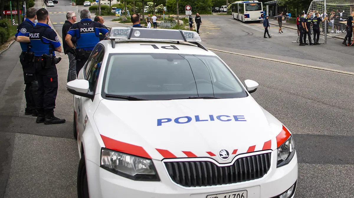 Les pompiers de la ville de Lausanne evacuent un but de football a cote de policiers et de jeunes du quartier des Boveresses lors de la crise du Coronavirus (Covid-19) le vendredi 22 mai 2020 a Lausanne. Pres de 1000 jeunes ont brave l'interdiction de rassemblement lors d'un match de football sauvage organise jeudi soir aux Boveresses, dans les quartiers nord de Lausanne. Aucune interpellation n'a eu lieu. (KEYSTONE/Jean-Christophe Bott)