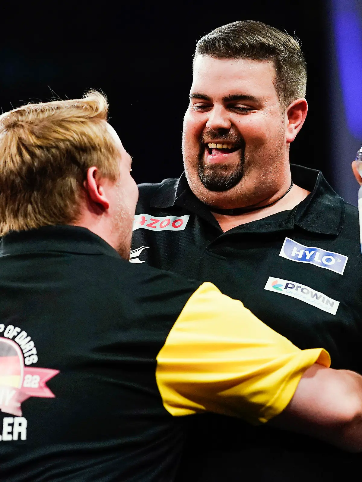 ARCHIV - 18.06.2022, Hessen, Frankfurt/Main: Darts: Team-WM, Achtelfinale, Eissporthalle. Gabriel Clemens (r, Deutschland) und Martin Schindler (Deutschland) jubeln über den Sieg. Diesmal tritt das Duo wieder an. (zu dpa: «XXL-WM nun auch im Darts - Clemens spricht vom «ersten Titel»») Foto: Uwe Anspach/dpa +++ dpa-Bildfunk +++