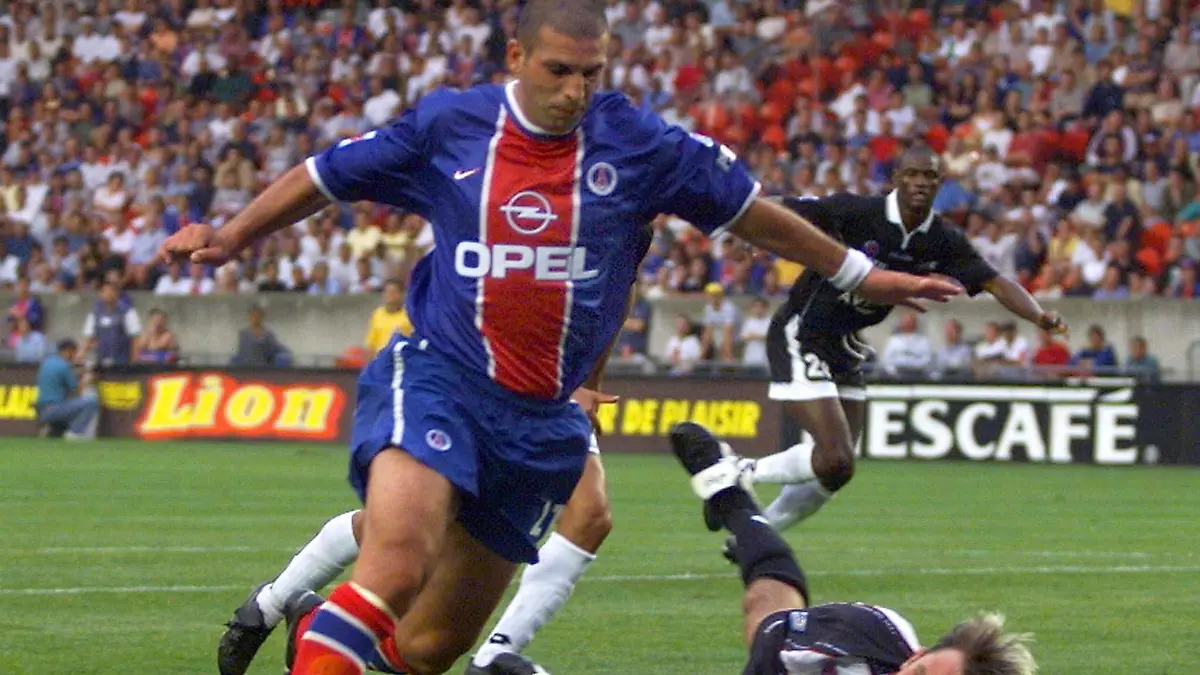 Der Pariser Stürmer Bruno Rodriguez (l) zieht am 31.07.1999 beim Saisonauftakt der Französischen Liga in Paris mit einem Dribbling am gegnerischen Torhüter Tony Heurtebis (r) vorbei. Paris St. Germain gewinnt am 1. Spieltag der Saison 1999/2000 gegen den AC Troyes mit 1:0.