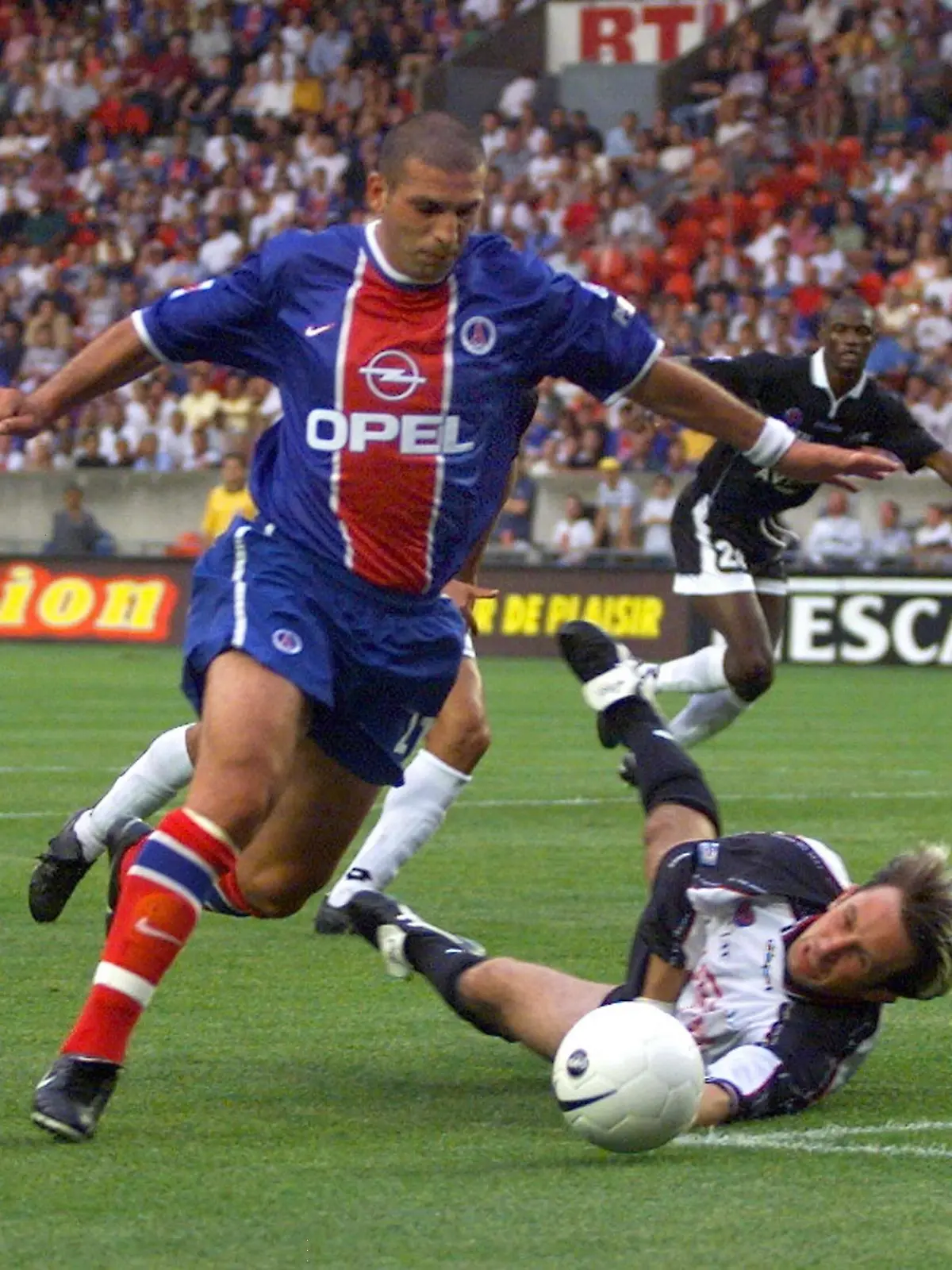 Der Pariser Stürmer Bruno Rodriguez (l) zieht am 31.07.1999 beim Saisonauftakt der Französischen Liga in Paris mit einem Dribbling am gegnerischen Torhüter Tony Heurtebis (r) vorbei. Paris St. Germain gewinnt am 1. Spieltag der Saison 1999/2000 gegen den AC Troyes mit 1:0.